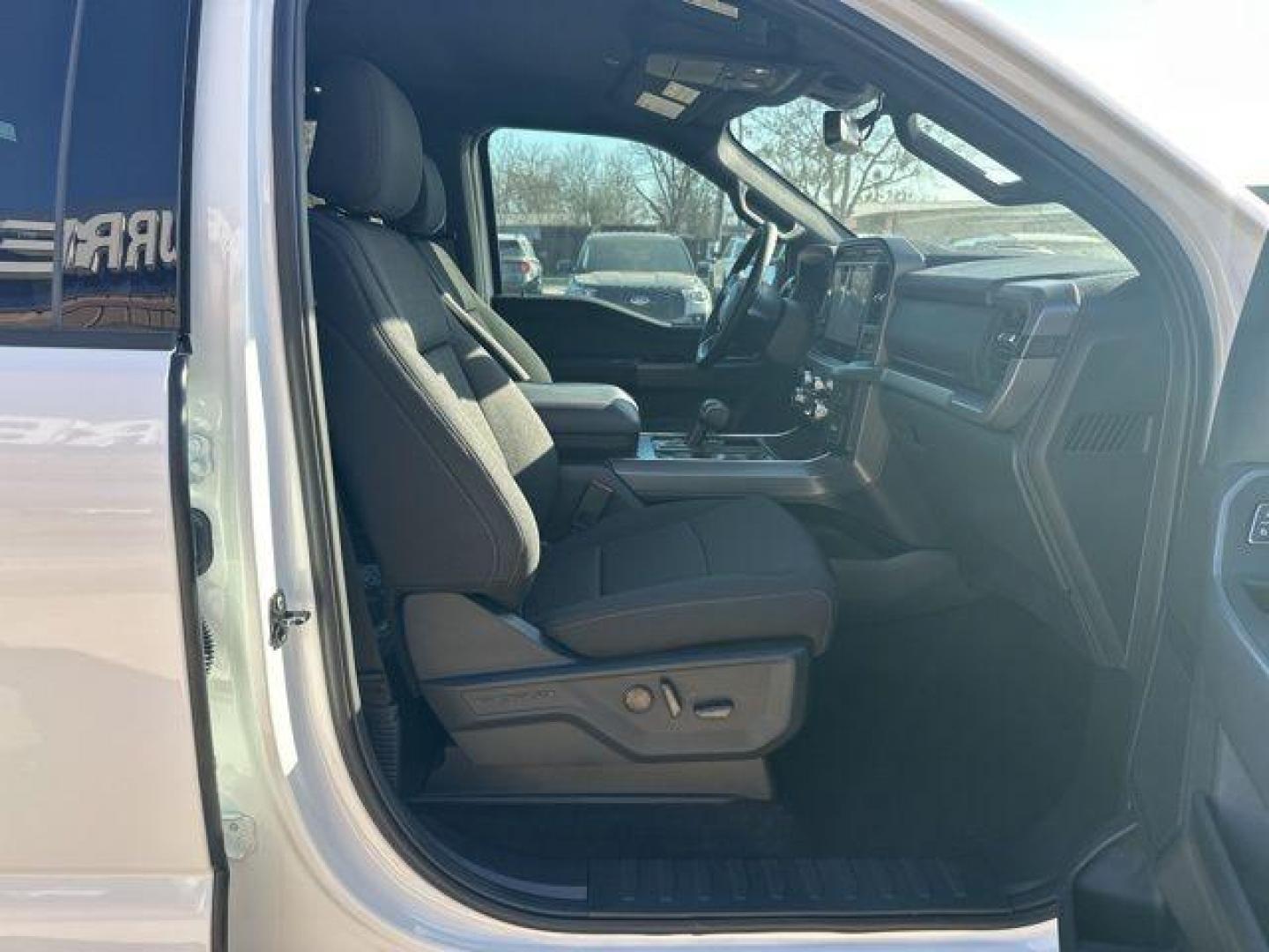 2026 Oxford White /Black Ford F-150 XLT (1FTFW3L52TK) with an 5.0L V8 engine, Automatic transmission, located at 1105 E Mulberry, Kaufman, TX, 75142, (972) 962-2151, 32.589550, -96.300926 - $1,000 off MSRP!<br><br>4WD.<br>White / Oxford White 2026 Ford F-150 4D SuperCrew XLT 4WD 10-Speed Automatic 5.0L V8 17/22 City/Highway MPG Price includes: $1000 - Employee Pricing Retail Customer Cash. Exp. 07/06/2026 - Photo#17