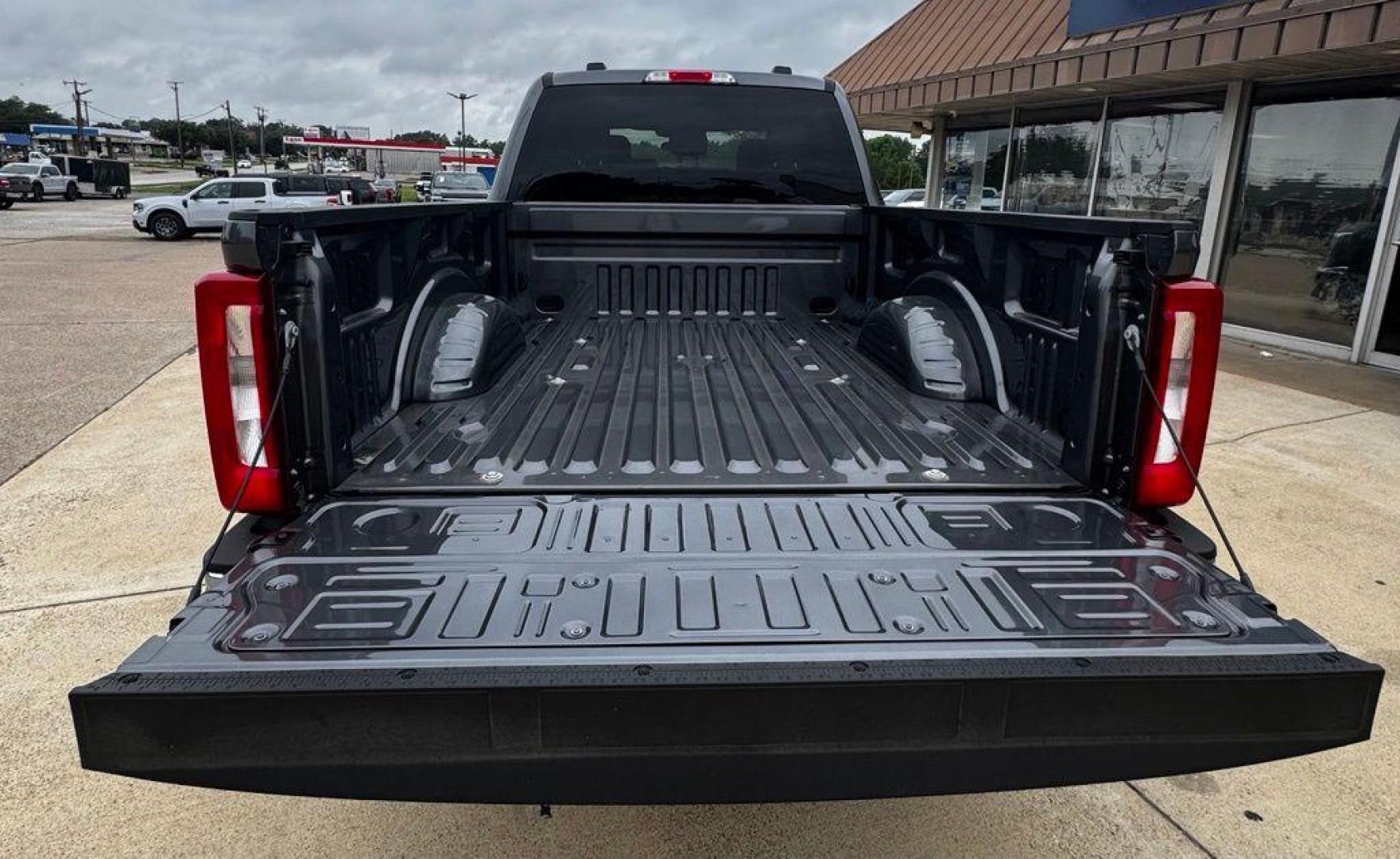 2026 Gray Metallic /Medium Dark Slate Ford F-250SD XLT (1FT7W2BT7TE) with an Power Stroke 6.7L V8 DI 32V OHV Turbodiesel engine, Automatic transmission, located at 1105 E Mulberry, Kaufman, TX, 75142, (972) 962-2151, 32.589550, -96.300926 - $3,761 off MSRP!<br><br>4WD.<br>Carbonized Gray Metallic 2026 Ford F-250SD 4D Crew Cab XLT 4WD 10-Speed Automatic Power Stroke 6.7L V8 DI 32V OHV Turbodiesel - Photo#6