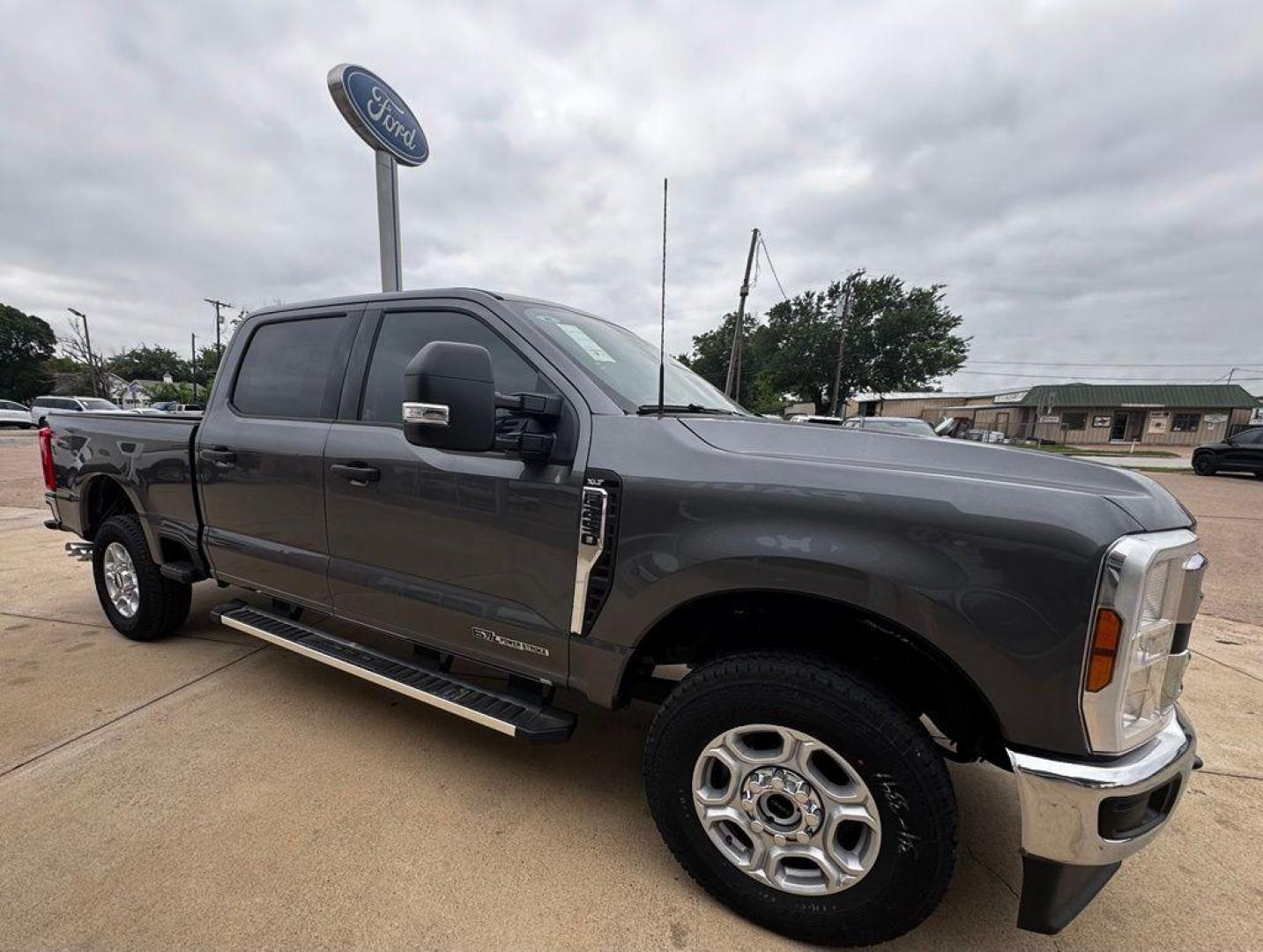 2026 Gray Metallic /Medium Dark Slate Ford F-250SD XLT (1FT7W2BT7TE) with an Power Stroke 6.7L V8 DI 32V OHV Turbodiesel engine, Automatic transmission, located at 1105 E Mulberry, Kaufman, TX, 75142, (972) 962-2151, 32.589550, -96.300926 - $3,761 off MSRP!<br><br>4WD.<br>Carbonized Gray Metallic 2026 Ford F-250SD 4D Crew Cab XLT 4WD 10-Speed Automatic Power Stroke 6.7L V8 DI 32V OHV Turbodiesel - Photo#8