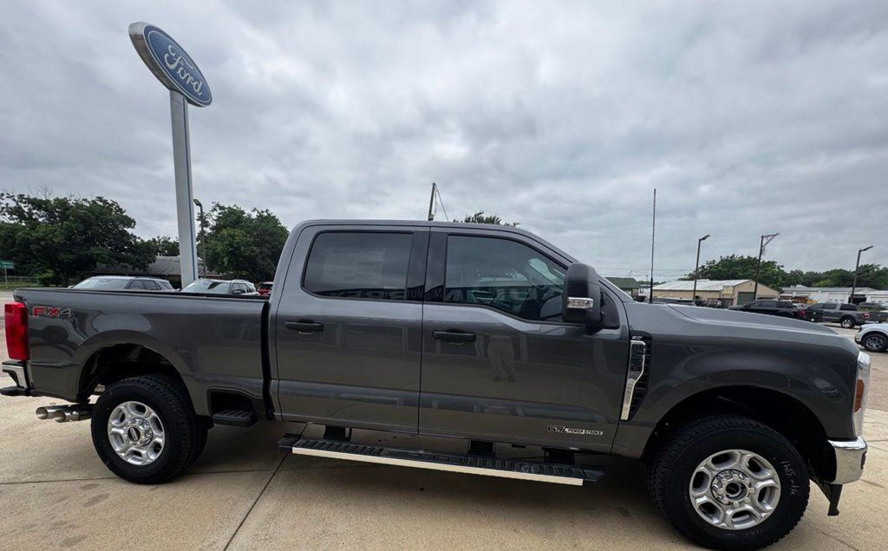 2026 Gray Metallic /Medium Dark Slate Ford F-250SD XLT (1FT7W2BT7TE) with an Power Stroke 6.7L V8 DI 32V OHV Turbodiesel engine, Automatic transmission, located at 1105 E Mulberry, Kaufman, TX, 75142, (972) 962-2151, 32.589550, -96.300926 - $3,761 off MSRP!<br><br>4WD.<br>Carbonized Gray Metallic 2026 Ford F-250SD 4D Crew Cab XLT 4WD 10-Speed Automatic Power Stroke 6.7L V8 DI 32V OHV Turbodiesel - Photo#9