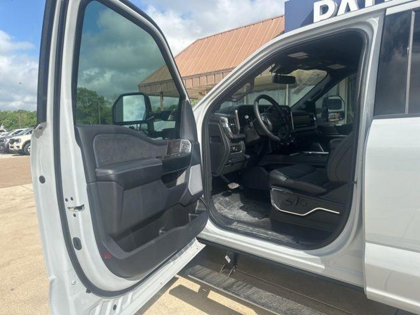 2026 Avalanche /Black Onyx/Platinum Blue Ford F-250SD Platinum (1FT8W2BM2TE) with an 6.7L High Output Power Stroke V8 Diesel engine, Automatic transmission, located at 1105 E Mulberry, Kaufman, TX, 75142, (972) 962-2151, 32.589550, -96.300926 - Photo#5