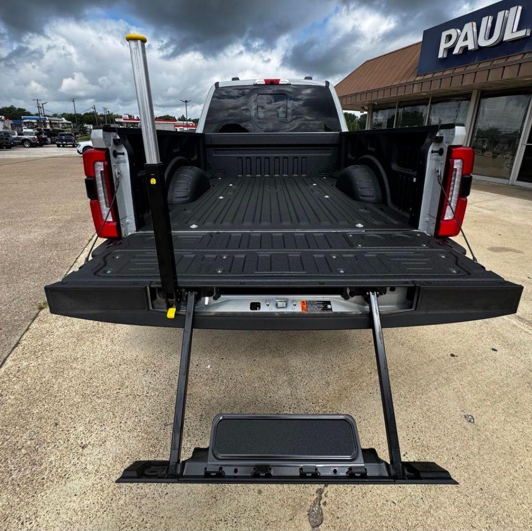 2026 Avalanche /Black Onyx/Platinum Blue Ford F-250SD Platinum (1FT8W2BM2TE) with an 6.7L High Output Power Stroke V8 Diesel engine, Automatic transmission, located at 1105 E Mulberry, Kaufman, TX, 75142, (972) 962-2151, 32.589550, -96.300926 - $5,239 off MSRP!<br><br>4WD.<br>Avalanche 2026 Ford F-250SD 4D Crew Cab Platinum 4WD 10-Speed Automatic 6.7L High Output Power Stroke V8 Diesel - Photo#6