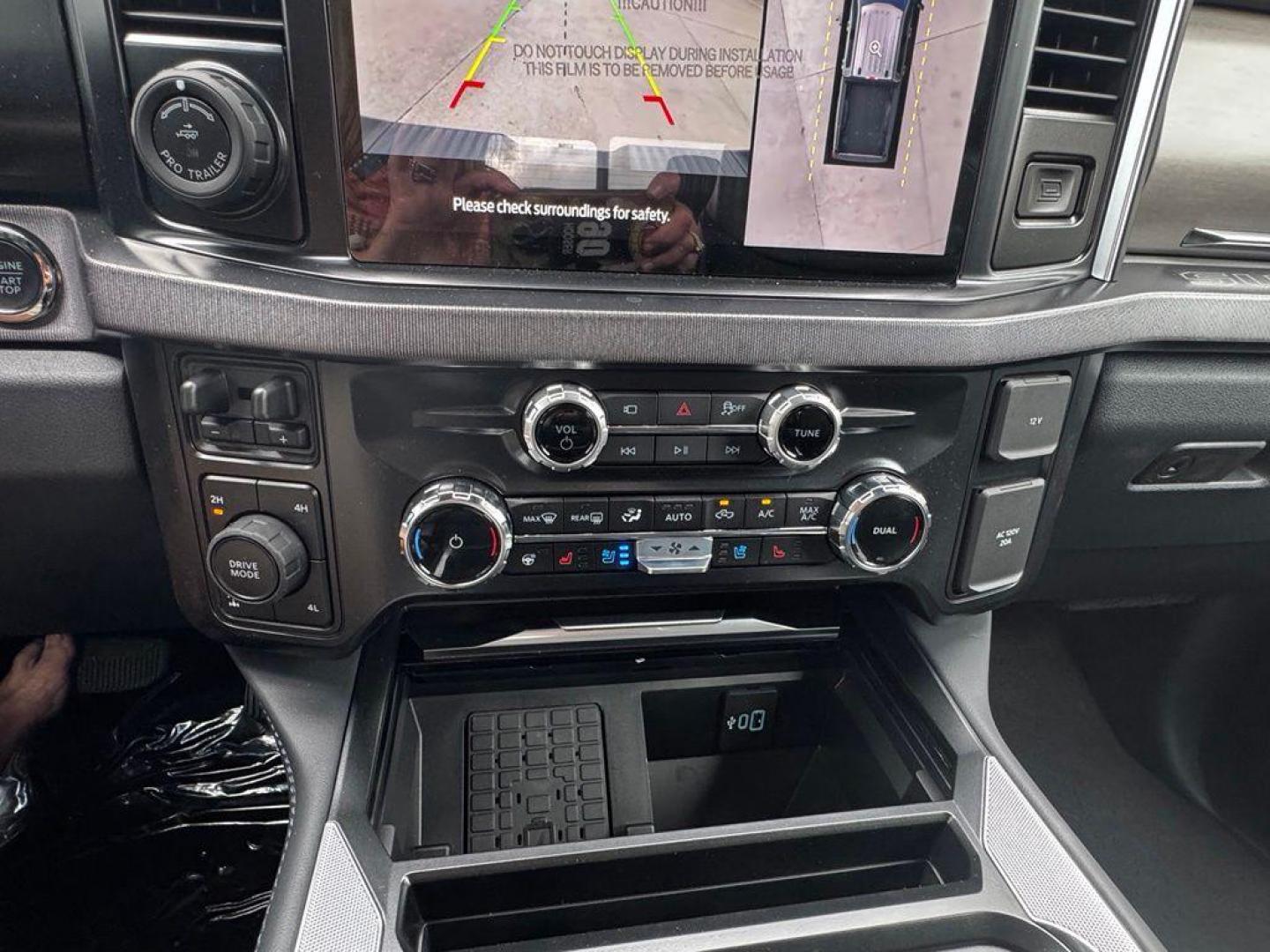 2026 Avalanche /Black Onyx/Platinum Blue Ford F-250SD Platinum (1FT8W2BM2TE) with an 6.7L High Output Power Stroke V8 Diesel engine, Automatic transmission, located at 1105 E Mulberry, Kaufman, TX, 75142, (972) 962-2151, 32.589550, -96.300926 - $5,239 off MSRP!<br><br>4WD.<br>Avalanche 2026 Ford F-250SD 4D Crew Cab Platinum 4WD 10-Speed Automatic 6.7L High Output Power Stroke V8 Diesel - Photo#15