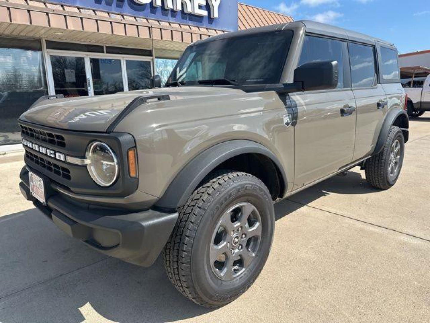 2025 Gray /Black Onyx Ford Bronco Big Bend (1FMDE7BH0SL) with an 2.3L EcoBoost I-4 engine, Automatic transmission, located at 1105 E Mulberry, Kaufman, TX, 75142, (972) 962-2151, 32.589550, -96.300926 - $3,687 off MSRP!<br><br><br>Marsh Gray 2025 Ford Bronco 4D Sport Utility Big Bend 4WD 10-Speed Automatic 2.3L EcoBoost I-4 18/22 City/Highway MPG Price includes: $2500 - Retail Customer Cash. Exp. 03/31/2026 - Photo#1