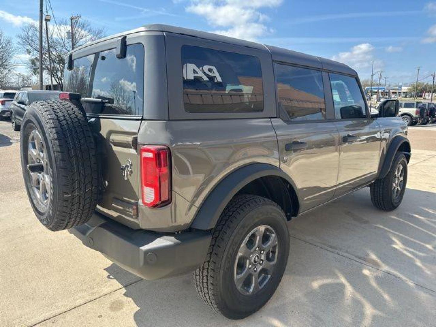 2025 Gray /Black Onyx Ford Bronco Big Bend (1FMDE7BH0SL) with an 2.3L EcoBoost I-4 engine, Automatic transmission, located at 1105 E Mulberry, Kaufman, TX, 75142, (972) 962-2151, 32.589550, -96.300926 - $2,887 off MSRP!<br><br><br>Marsh Gray 2025 Ford Bronco 4D Sport Utility Big Bend 4WD 10-Speed Automatic 2.3L EcoBoost I-4 18/22 City/Highway MPG Price includes: $1000 - Employee Pricing Retail Customer Cash. Exp. 07/06/2026 - Photo#4