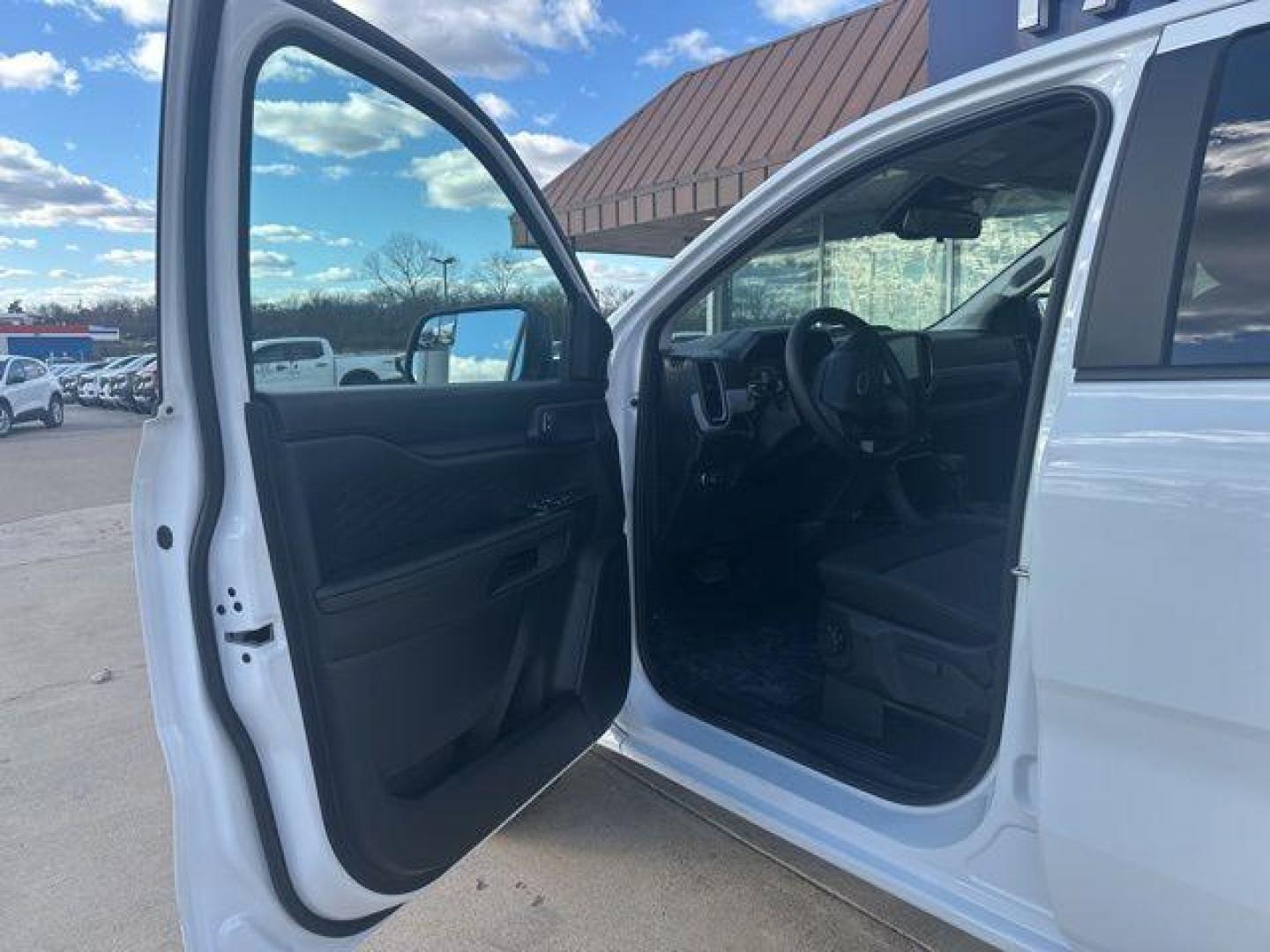 2025 Oxford White /Ebony Interior Trim Ford Ranger XL (1FTER4BH0SL) with an EcoBoost 2.3L I4 GTDi DOHC Turbocharged VCT engine, Automatic transmission, located at 1105 E Mulberry, Kaufman, TX, 75142, (972) 962-2151, 32.589550, -96.300926 - $3,475 off MSRP! Priced below KBB Fair Purchase Price!<br><br><br>Oxford White 2025 Ford Ranger 4D Crew Cab XL RWD 10-Speed Automatic EcoBoost 2.3L I4 GTDi DOHC Turbocharged VCT 21/25 City/Highway MPG Price includes: $1000 - Truck Month Bonus Customer Cash. Exp. 03/31/2026 $2000 - Bonus Customer Cas - Photo#6