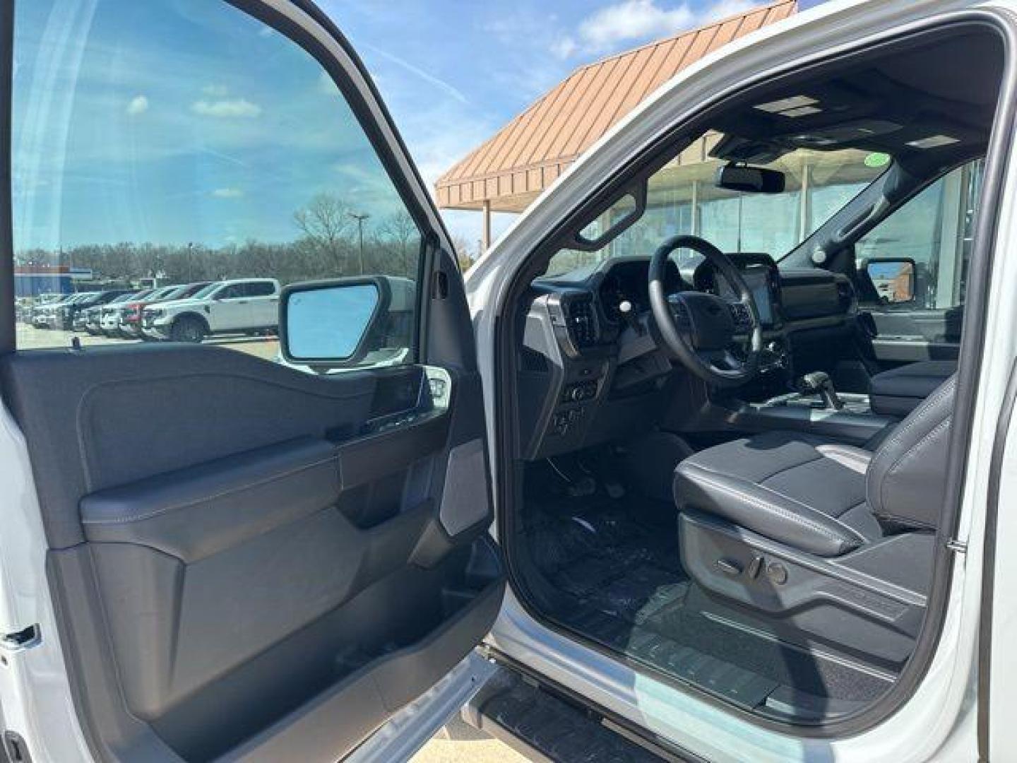 2026 Avalanche /Black Ford F-150 Lariat (1FTFW5L59TF) with an 5.0L V8 engine, Automatic transmission, located at 1105 E Mulberry, Kaufman, TX, 75142, (972) 962-2151, 32.589550, -96.300926 - $3,000 off MSRP!<br><br>4WD.<br>Avalanche 2026 Ford F-150 4D SuperCrew Lariat 4WD 10-Speed Automatic 5.0L V8 17/22 City/Highway MPG Price includes: $3000 - Retail Customer Cash. Exp. 04/30/2026 - Photo#6