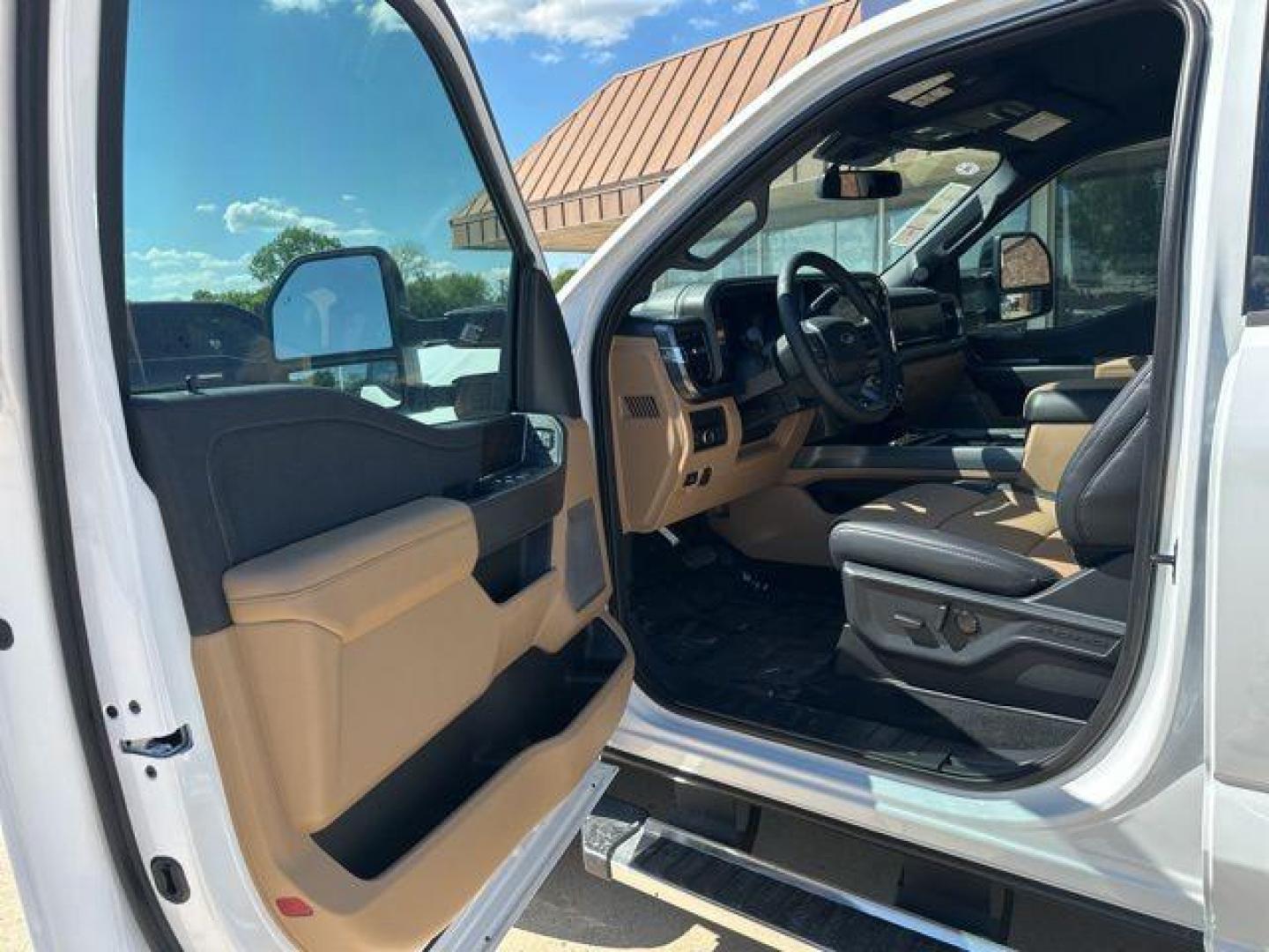 2026 Oxford White /Baja Ford F-350SD Lariat (1FT8W3BT4TE) with an Power Stroke 6.7L V8 DI 32V OHV Turbodiesel engine, Automatic transmission, located at 1105 E Mulberry, Kaufman, TX, 75142, (972) 962-2151, 32.589550, -96.300926 - $3,554 off MSRP!<br><br>4WD.<br>Oxford White 2026 Ford F-350SD 4D Crew Cab Lariat 4WD 10-Speed Automatic Power Stroke 6.7L V8 DI 32V OHV Turbodiesel - Photo#5
