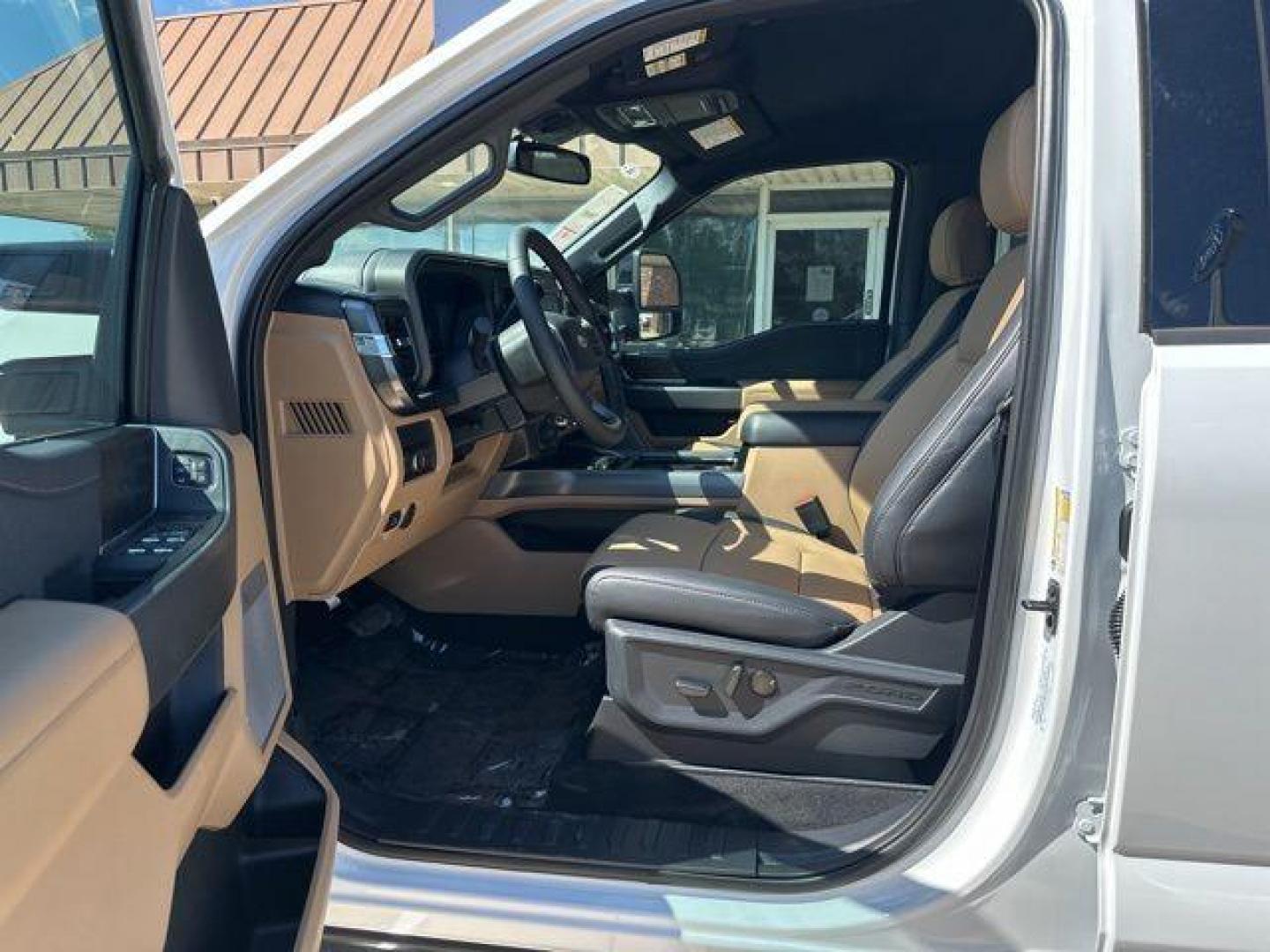 2026 Oxford White /Baja Ford F-350SD Lariat (1FT8W3BT4TE) with an Power Stroke 6.7L V8 DI 32V OHV Turbodiesel engine, Automatic transmission, located at 1105 E Mulberry, Kaufman, TX, 75142, (972) 962-2151, 32.589550, -96.300926 - $3,554 off MSRP!<br><br>4WD.<br>Oxford White 2026 Ford F-350SD 4D Crew Cab Lariat 4WD 10-Speed Automatic Power Stroke 6.7L V8 DI 32V OHV Turbodiesel - Photo#6