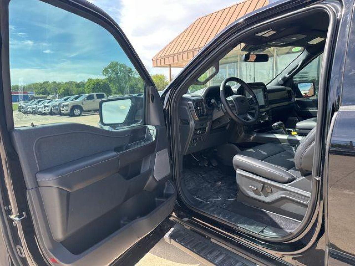 2026 Agate Black Metallic /Black Ford F-150 Lariat (1FTFW5L52TF) with an 5.0L V8 engine, Automatic transmission, located at 1105 E Mulberry, Kaufman, TX, 75142, (972) 962-2151, 32.589550, -96.300926 - 4WD.<br>Agate Black Metallic 2026 Ford F-150 4D SuperCrew Lariat 4WD 10-Speed Automatic 5.0L V8 17/22 City/Highway MPG - Photo#6