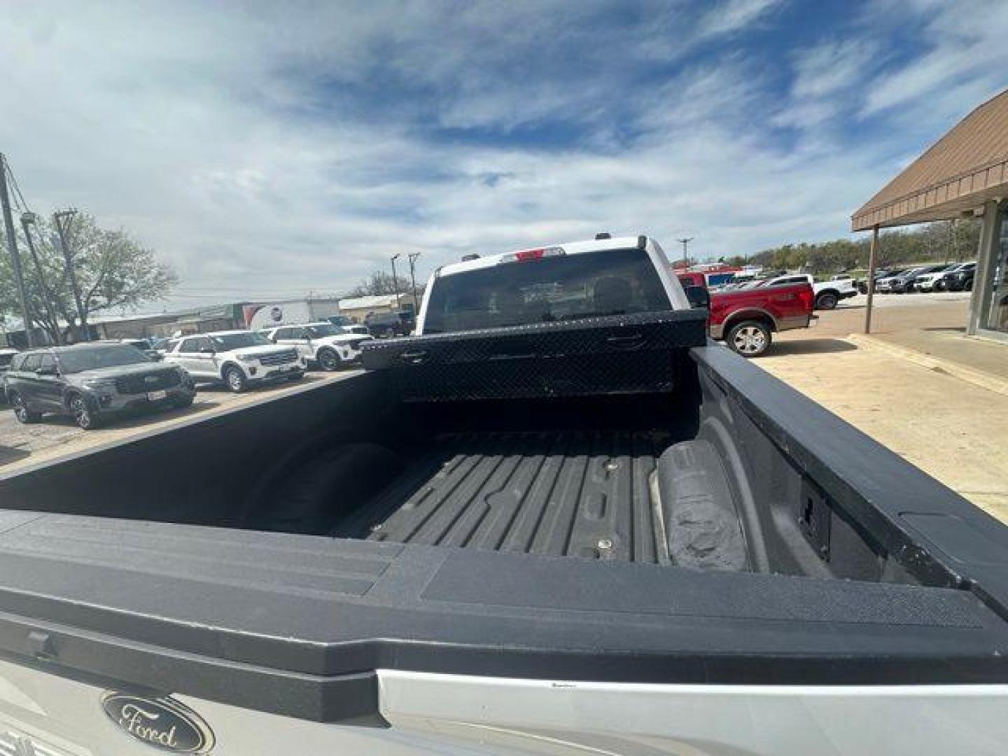 2022 Oxford White /Gray Ford F-250SD XLT (1FT7W2BT1NE) with an Power Stroke 6.7L V8 DI 32V OHV Turbodiesel engine, Automatic transmission, located at 1105 E Mulberry, Kaufman, TX, 75142, (972) 962-2151, 32.589550, -96.300926 - Oxford White 2022 Ford F-250SD 4D Crew Cab XLT 4WD 10-Speed Automatic Power Stroke 6.7L V8 DI 32V OHV Turbodiesel 4WD.<br><br><br>Recent Arrival! Odometer is 6493 miles below market average!<br><br><br>Please call Paul Murrey Ford Inc. In Kaufman Texas A Family Dealership Since 1952 Serving the Dall - Photo#4