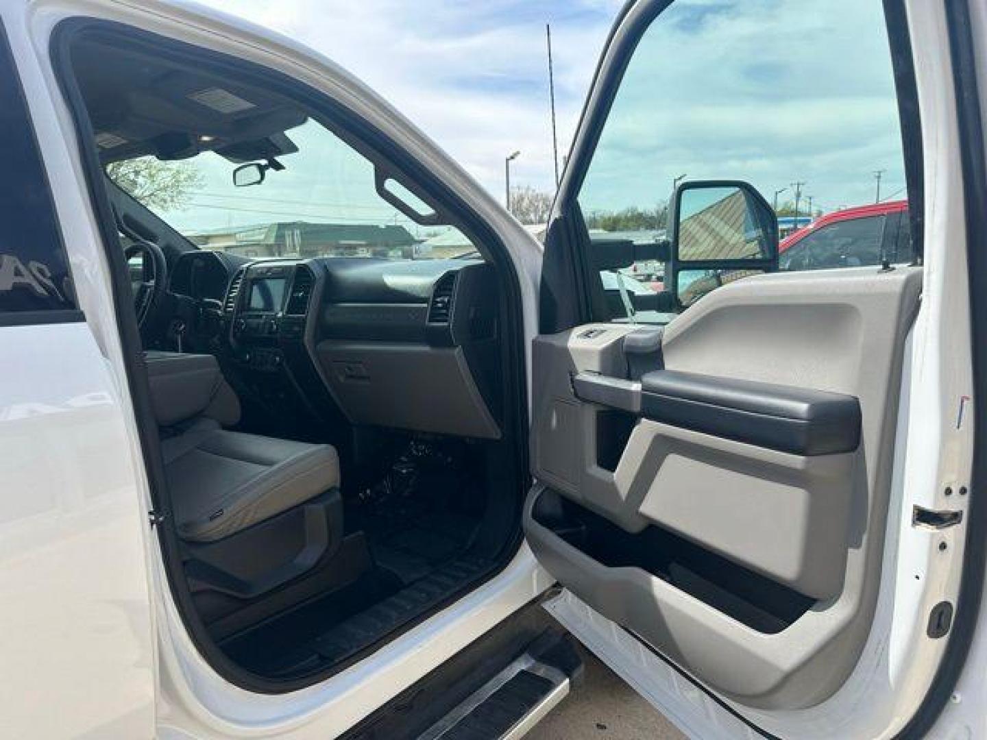2022 Oxford White /Gray Ford F-250SD XLT (1FT7W2BT1NE) with an Power Stroke 6.7L V8 DI 32V OHV Turbodiesel engine, Automatic transmission, located at 1105 E Mulberry, Kaufman, TX, 75142, (972) 962-2151, 32.589550, -96.300926 - Oxford White 2022 Ford F-250SD 4D Crew Cab XLT 4WD 10-Speed Automatic Power Stroke 6.7L V8 DI 32V OHV Turbodiesel 4WD.<br><br><br>Recent Arrival! Odometer is 6493 miles below market average!<br><br><br>Please call Paul Murrey Ford Inc. In Kaufman Texas A Family Dealership Since 1952 Serving the Dall - Photo#16