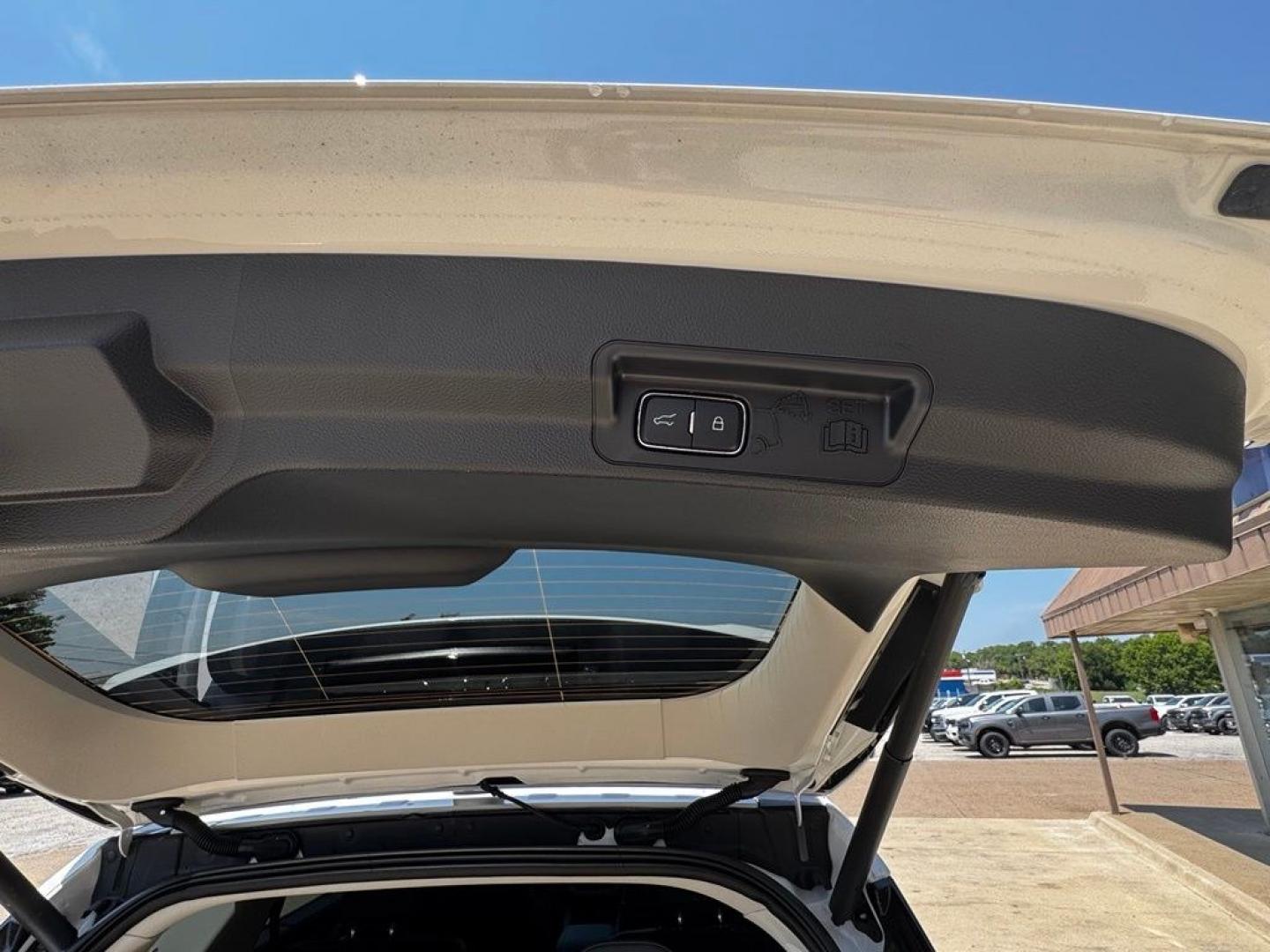 2026 White Metallic /Dark Space Gray Ford Explorer Active (1FMUK7DH0TG) with an 2.3L EcoBoost I-4 engine, Automatic transmission, located at 1105 E Mulberry, Kaufman, TX, 75142, (972) 962-2151, 32.589550, -96.300926 - $4,500 off MSRP!<br><br><br>Star White Metallic Tri-Coat 2026 Ford Explorer 4D Sport Utility Active RWD 10-Speed Automatic 2.3L EcoBoost I-4 20/29 City/Highway MPG<br><br>20/29 City/Highway MPG Price includes: $1000 - SSE Down Payment Assistance. Exp. 08/31/2026 $3000 - Retail Customer Cash. Exp. 09- Photo#7