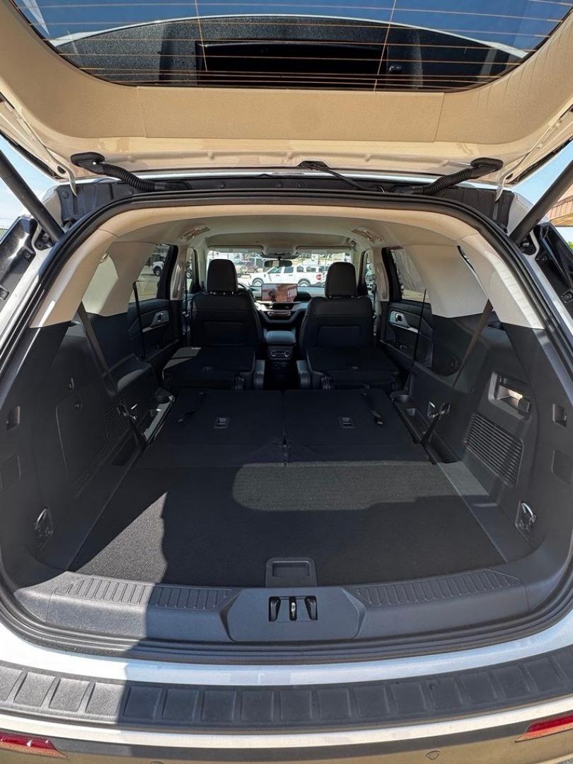 2026 White Metallic /Dark Space Gray Ford Explorer Active (1FMUK7DH0TG) with an 2.3L EcoBoost I-4 engine, Automatic transmission, located at 1105 E Mulberry, Kaufman, TX, 75142, (972) 962-2151, 32.589550, -96.300926 - $4,500 off MSRP!<br><br><br>Star White Metallic Tri-Coat 2026 Ford Explorer 4D Sport Utility Active RWD 10-Speed Automatic 2.3L EcoBoost I-4 20/29 City/Highway MPG<br><br>20/29 City/Highway MPG Price includes: $1000 - SSE Down Payment Assistance. Exp. 08/31/2026 $3000 - Retail Customer Cash. Exp. 09- Photo#9
