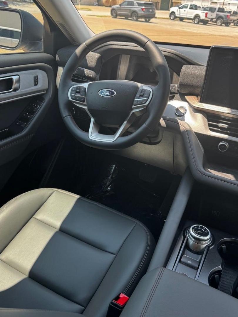 2026 White Metallic /Dark Space Gray Ford Explorer Active (1FMUK7DH0TG) with an 2.3L EcoBoost I-4 engine, Automatic transmission, located at 1105 E Mulberry, Kaufman, TX, 75142, (972) 962-2151, 32.589550, -96.300926 - $4,500 off MSRP!<br><br><br>Star White Metallic Tri-Coat 2026 Ford Explorer 4D Sport Utility Active RWD 10-Speed Automatic 2.3L EcoBoost I-4 20/29 City/Highway MPG<br><br>20/29 City/Highway MPG Price includes: $1000 - SSE Down Payment Assistance. Exp. 08/31/2026 $3000 - Retail Customer Cash. Exp. 09- Photo#14