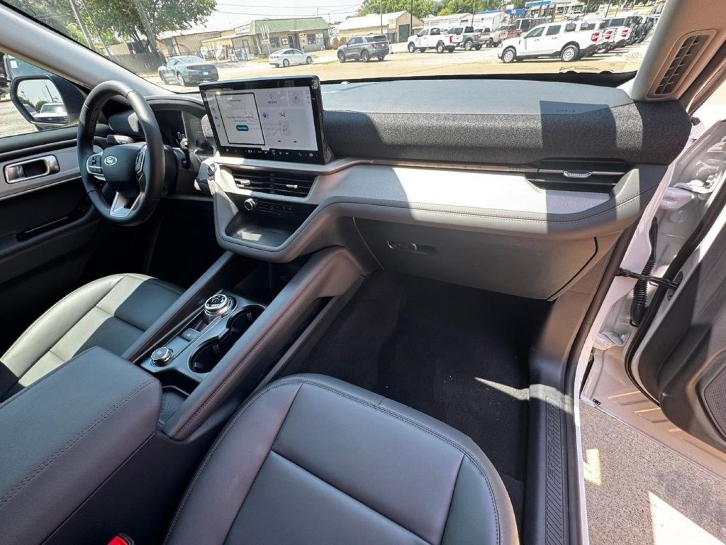 2026 White Metallic /Dark Space Gray Ford Explorer Active (1FMUK7DH0TG) with an 2.3L EcoBoost I-4 engine, Automatic transmission, located at 1105 E Mulberry, Kaufman, TX, 75142, (972) 962-2151, 32.589550, -96.300926 - $4,500 off MSRP!<br><br><br>Star White Metallic Tri-Coat 2026 Ford Explorer 4D Sport Utility Active RWD 10-Speed Automatic 2.3L EcoBoost I-4 20/29 City/Highway MPG<br><br>20/29 City/Highway MPG Price includes: $1000 - SSE Down Payment Assistance. Exp. 08/31/2026 $3000 - Retail Customer Cash. Exp. 09- Photo#31