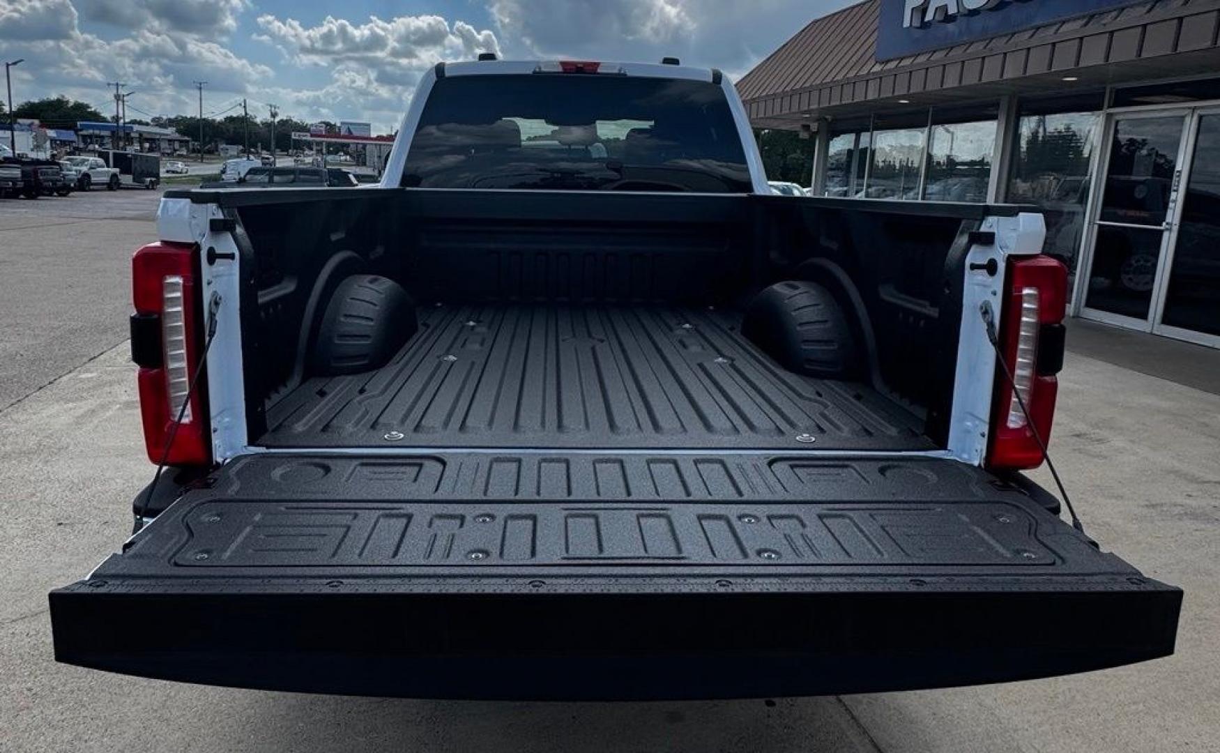 2026 Oxford White /Black Onyx Ford F-250SD Lariat (1FT8W2BT1TE) with an Power Stroke 6.7L V8 DI 32V OHV Turbodiesel engine, Automatic transmission, located at 1105 E Mulberry, Kaufman, TX, 75142, (972) 962-2151, 32.589550, -96.300926 - $4,256 off MSRP!<br><br>4WD.<br>Oxford White 2026 Ford F-250SD 4D Crew Cab Lariat 4WD 10-Speed Automatic Power Stroke 6.7L V8 DI 32V OHV Turbodiesel- Photo#17