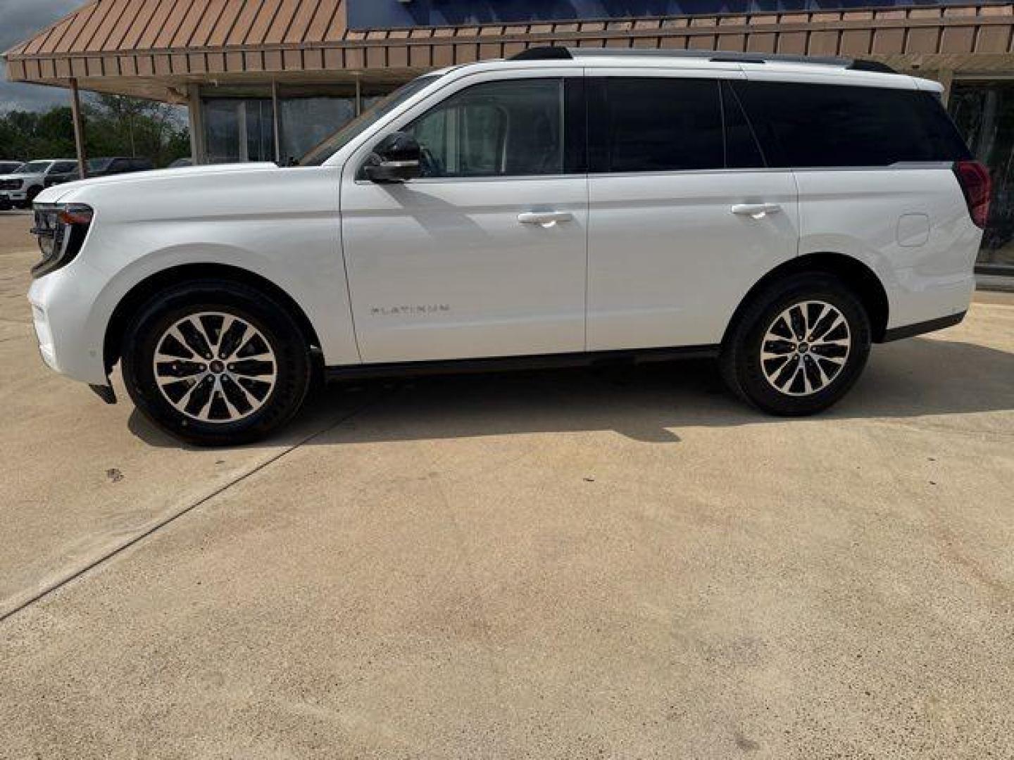2025 Oxford White /Black Onyx Ford Expedition Platinum (1FMJU1M8XSE) with an EcoBoost 3.5L V6 GTDi DOHC 24V Twin Turbocharged engine, Automatic transmission, located at 1105 E Mulberry, Kaufman, TX, 75142, (972) 962-2151, 32.589550, -96.300926 - White / Oxford White 2025 Ford Expedition 4D Sport Utility Platinum 4WD 10-Speed Automatic EcoBoost 3.5L V6 GTDi DOHC 24V Twin Turbocharged 4WD. Priced below KBB Fair Purchase Price!<br><br><br>Please call Paul Murrey Ford Inc. In Kaufman Texas A Family Dealership Since 1952 Serving the Dallas Fort - Photo#2