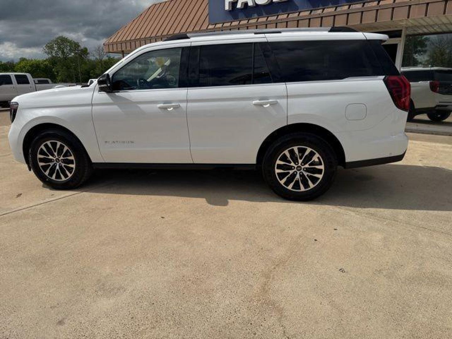 2025 Oxford White /Black Onyx Ford Expedition Platinum (1FMJU1M8XSE) with an EcoBoost 3.5L V6 GTDi DOHC 24V Twin Turbocharged engine, Automatic transmission, located at 1105 E Mulberry, Kaufman, TX, 75142, (972) 962-2151, 32.589550, -96.300926 - White / Oxford White 2025 Ford Expedition 4D Sport Utility Platinum 4WD 10-Speed Automatic EcoBoost 3.5L V6 GTDi DOHC 24V Twin Turbocharged 4WD. Priced below KBB Fair Purchase Price!<br><br><br>Please call Paul Murrey Ford Inc. In Kaufman Texas A Family Dealership Since 1952 Serving the Dallas Fort - Photo#3