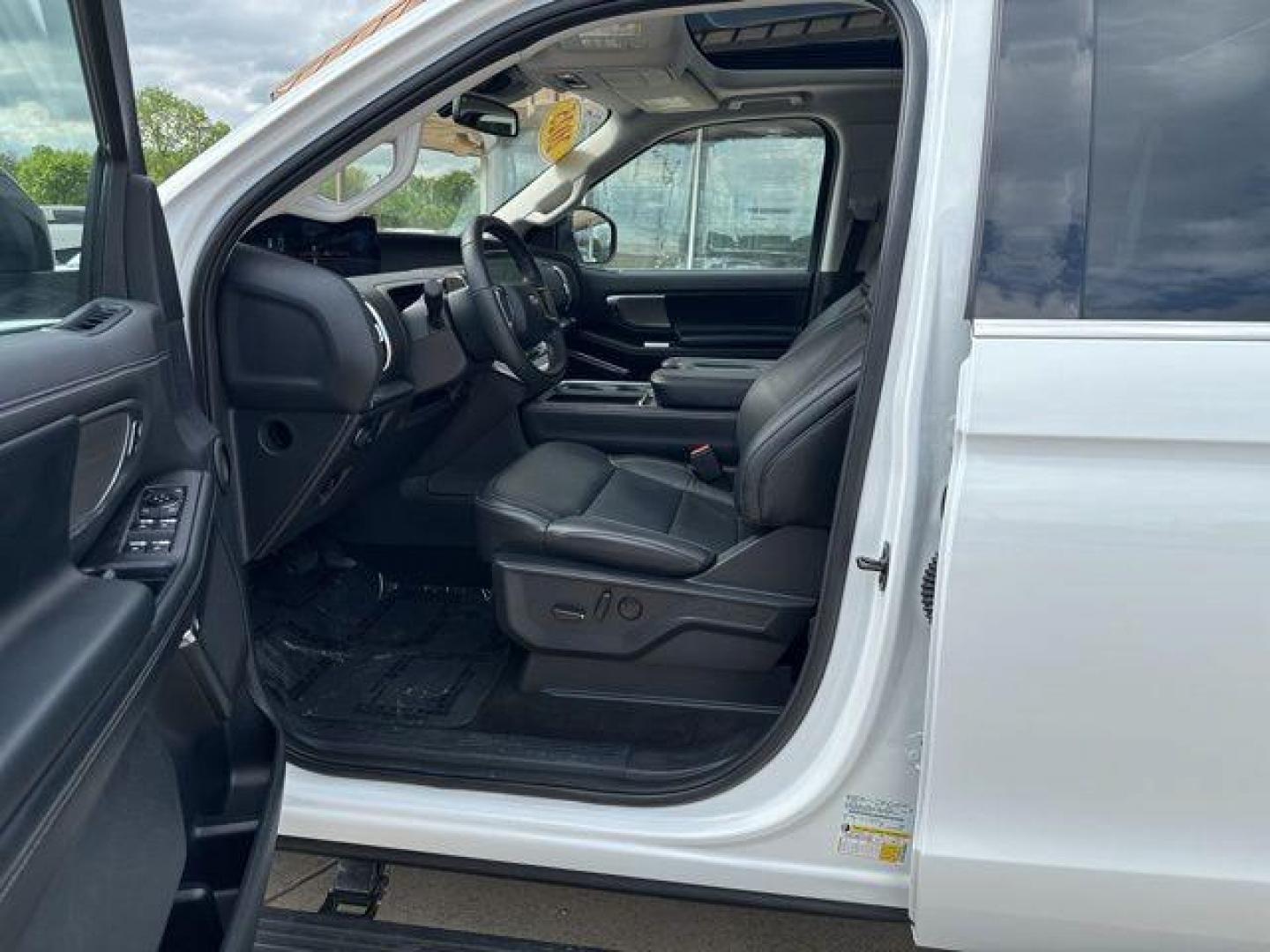 2025 Oxford White /Black Onyx Ford Expedition Platinum (1FMJU1M8XSE) with an EcoBoost 3.5L V6 GTDi DOHC 24V Twin Turbocharged engine, Automatic transmission, located at 1105 E Mulberry, Kaufman, TX, 75142, (972) 962-2151, 32.589550, -96.300926 - White / Oxford White 2025 Ford Expedition 4D Sport Utility Platinum 4WD 10-Speed Automatic EcoBoost 3.5L V6 GTDi DOHC 24V Twin Turbocharged 4WD. Priced below KBB Fair Purchase Price!<br><br><br>Please call Paul Murrey Ford Inc. In Kaufman Texas A Family Dealership Since 1952 Serving the Dallas Fort - Photo#5