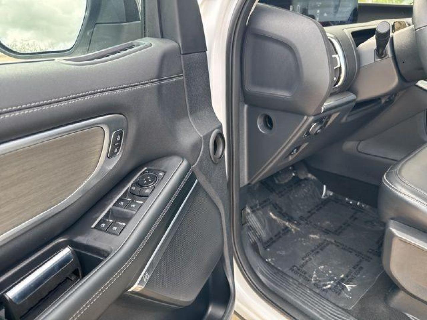 2025 Oxford White /Black Onyx Ford Expedition Platinum (1FMJU1M8XSE) with an EcoBoost 3.5L V6 GTDi DOHC 24V Twin Turbocharged engine, Automatic transmission, located at 1105 E Mulberry, Kaufman, TX, 75142, (972) 962-2151, 32.589550, -96.300926 - White / Oxford White 2025 Ford Expedition 4D Sport Utility Platinum 4WD 10-Speed Automatic EcoBoost 3.5L V6 GTDi DOHC 24V Twin Turbocharged 4WD. Priced below KBB Fair Purchase Price!<br><br><br>Please call Paul Murrey Ford Inc. In Kaufman Texas A Family Dealership Since 1952 Serving the Dallas Fort - Photo#6