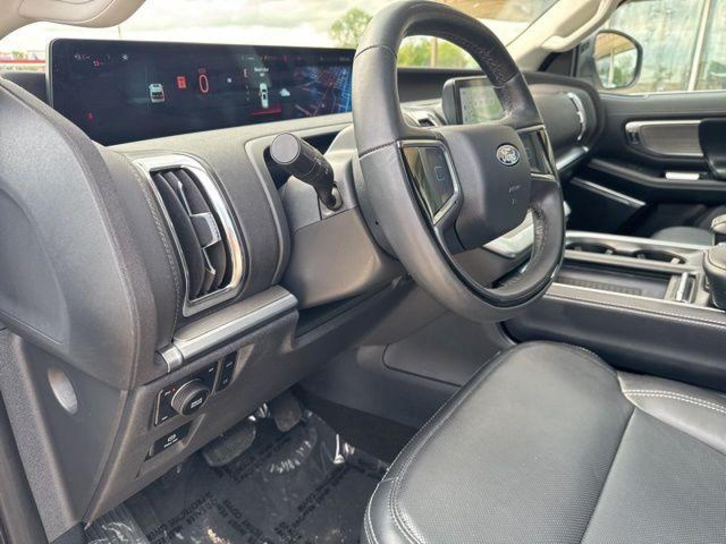 2025 Oxford White /Black Onyx Ford Expedition Platinum (1FMJU1M8XSE) with an EcoBoost 3.5L V6 GTDi DOHC 24V Twin Turbocharged engine, Automatic transmission, located at 1105 E Mulberry, Kaufman, TX, 75142, (972) 962-2151, 32.589550, -96.300926 - White / Oxford White 2025 Ford Expedition 4D Sport Utility Platinum 4WD 10-Speed Automatic EcoBoost 3.5L V6 GTDi DOHC 24V Twin Turbocharged 4WD. Priced below KBB Fair Purchase Price!<br><br><br>Please call Paul Murrey Ford Inc. In Kaufman Texas A Family Dealership Since 1952 Serving the Dallas Fort - Photo#8