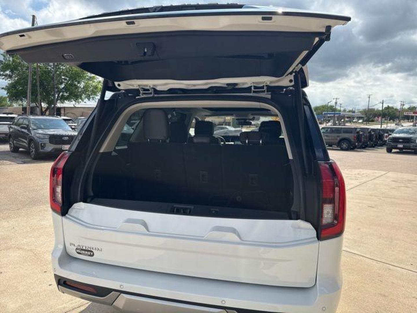2025 Oxford White /Black Onyx Ford Expedition Platinum (1FMJU1M8XSE) with an EcoBoost 3.5L V6 GTDi DOHC 24V Twin Turbocharged engine, Automatic transmission, located at 1105 E Mulberry, Kaufman, TX, 75142, (972) 962-2151, 32.589550, -96.300926 - White / Oxford White 2025 Ford Expedition 4D Sport Utility Platinum 4WD 10-Speed Automatic EcoBoost 3.5L V6 GTDi DOHC 24V Twin Turbocharged 4WD. Priced below KBB Fair Purchase Price!<br><br><br>Please call Paul Murrey Ford Inc. In Kaufman Texas A Family Dealership Since 1952 Serving the Dallas Fort - Photo#30