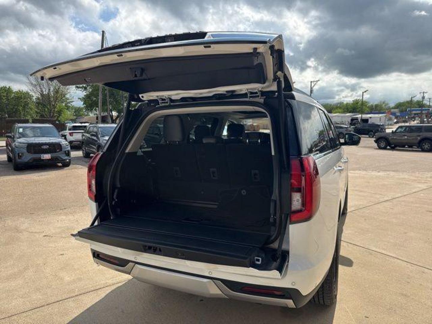 2025 Oxford White /Black Onyx Ford Expedition Platinum (1FMJU1M8XSE) with an EcoBoost 3.5L V6 GTDi DOHC 24V Twin Turbocharged engine, Automatic transmission, located at 1105 E Mulberry, Kaufman, TX, 75142, (972) 962-2151, 32.589550, -96.300926 - White / Oxford White 2025 Ford Expedition 4D Sport Utility Platinum 4WD 10-Speed Automatic EcoBoost 3.5L V6 GTDi DOHC 24V Twin Turbocharged 4WD. Priced below KBB Fair Purchase Price!<br><br><br>Please call Paul Murrey Ford Inc. In Kaufman Texas A Family Dealership Since 1952 Serving the Dallas Fort - Photo#31