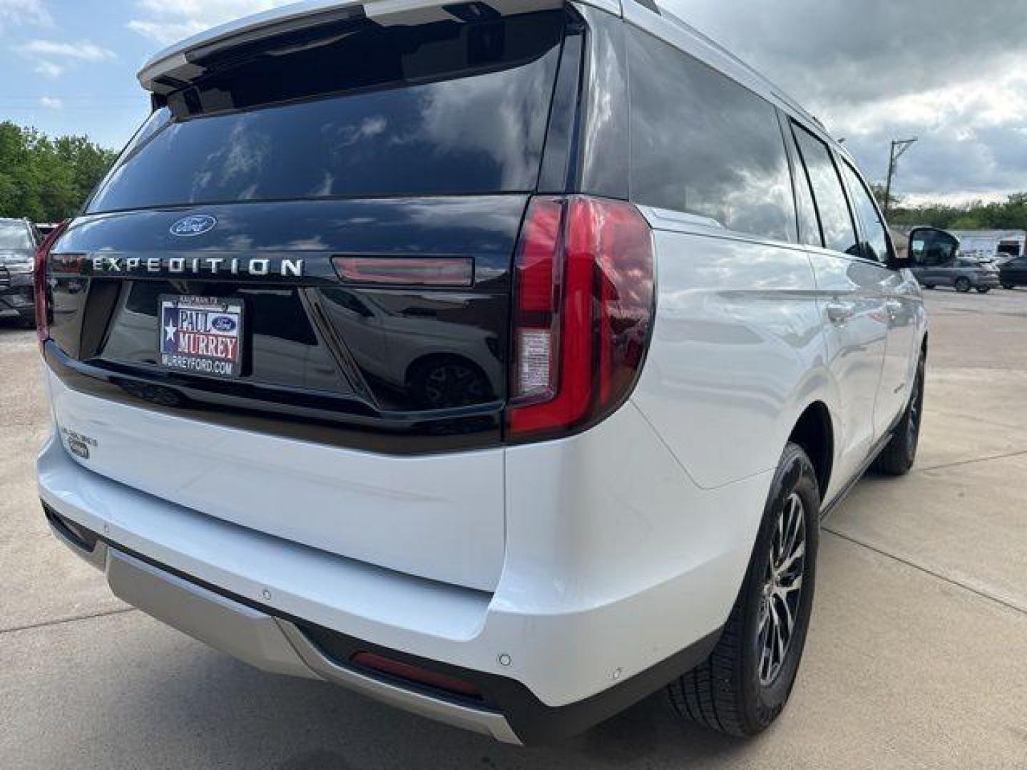 2025 Oxford White /Black Onyx Ford Expedition Platinum (1FMJU1M8XSE) with an EcoBoost 3.5L V6 GTDi DOHC 24V Twin Turbocharged engine, Automatic transmission, located at 1105 E Mulberry, Kaufman, TX, 75142, (972) 962-2151, 32.589550, -96.300926 - White / Oxford White 2025 Ford Expedition 4D Sport Utility Platinum 4WD 10-Speed Automatic EcoBoost 3.5L V6 GTDi DOHC 24V Twin Turbocharged 4WD. Priced below KBB Fair Purchase Price!<br><br><br>Please call Paul Murrey Ford Inc. In Kaufman Texas A Family Dealership Since 1952 Serving the Dallas Fort - Photo#32