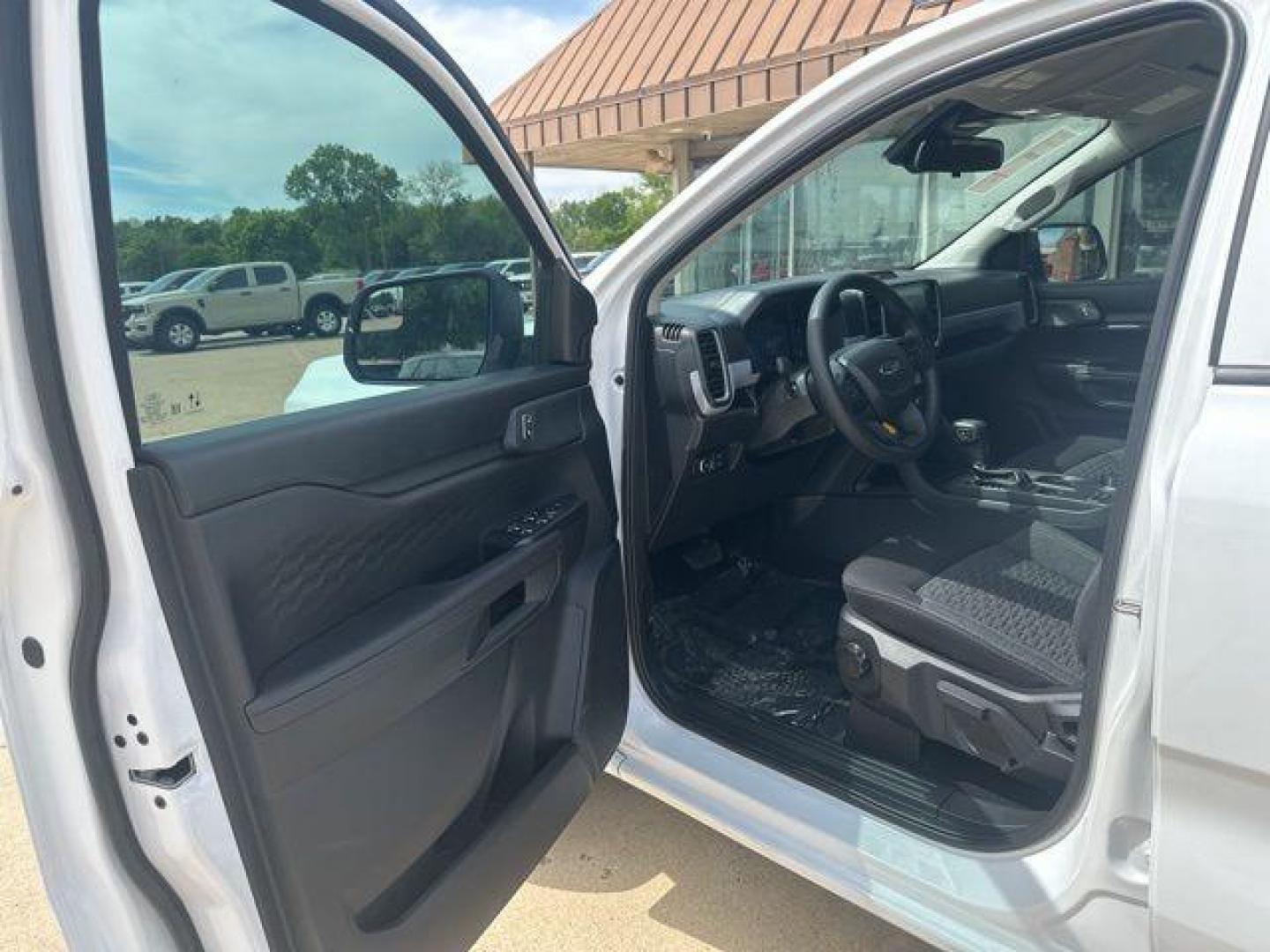 2026 Oxford White /Ebony Seats Ford Ranger XL (1FTER4PH0TL) with an EcoBoost 2.3L I4 GTDi DOHC Turbocharged VCT engine, Automatic transmission, located at 1105 E Mulberry, Kaufman, TX, 75142, (972) 962-2151, 32.589550, -96.300926 - 4WD.<br>White / Oxford White 2026 Ford Ranger 4D Crew Cab XL 4WD 10-Speed Automatic EcoBoost 2.3L I4 GTDi DOHC Turbocharged VCT 20/24 City/Highway MPG - Photo#5
