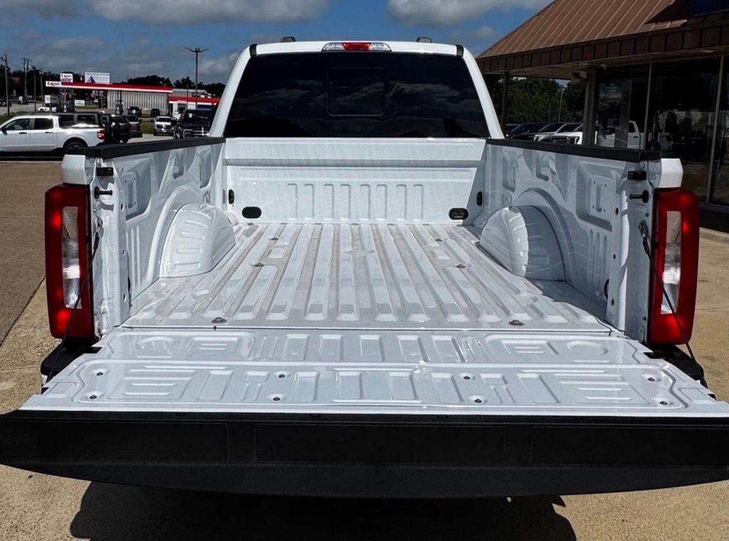 2026 Oxford White /Medium Dark Slate Ford F-250SD XL (1FT7W2BTXTE) with an Power Stroke 6.7L V8 DI 32V OHV Turbodiesel engine, Automatic transmission, located at 1105 E Mulberry, Kaufman, TX, 75142, (972) 962-2151, 32.589550, -96.300926 - $4,154 off MSRP!<br><br>4WD.<br>Oxford White 2026 Ford F-250SD 4D Crew Cab XL 4WD 10-Speed Automatic Power Stroke 6.7L V8 DI 32V OHV Turbodiesel Price includes: $1000 - Employee Pricing Retail Customer Cash. Exp. 07/06/2026 - Photo#6