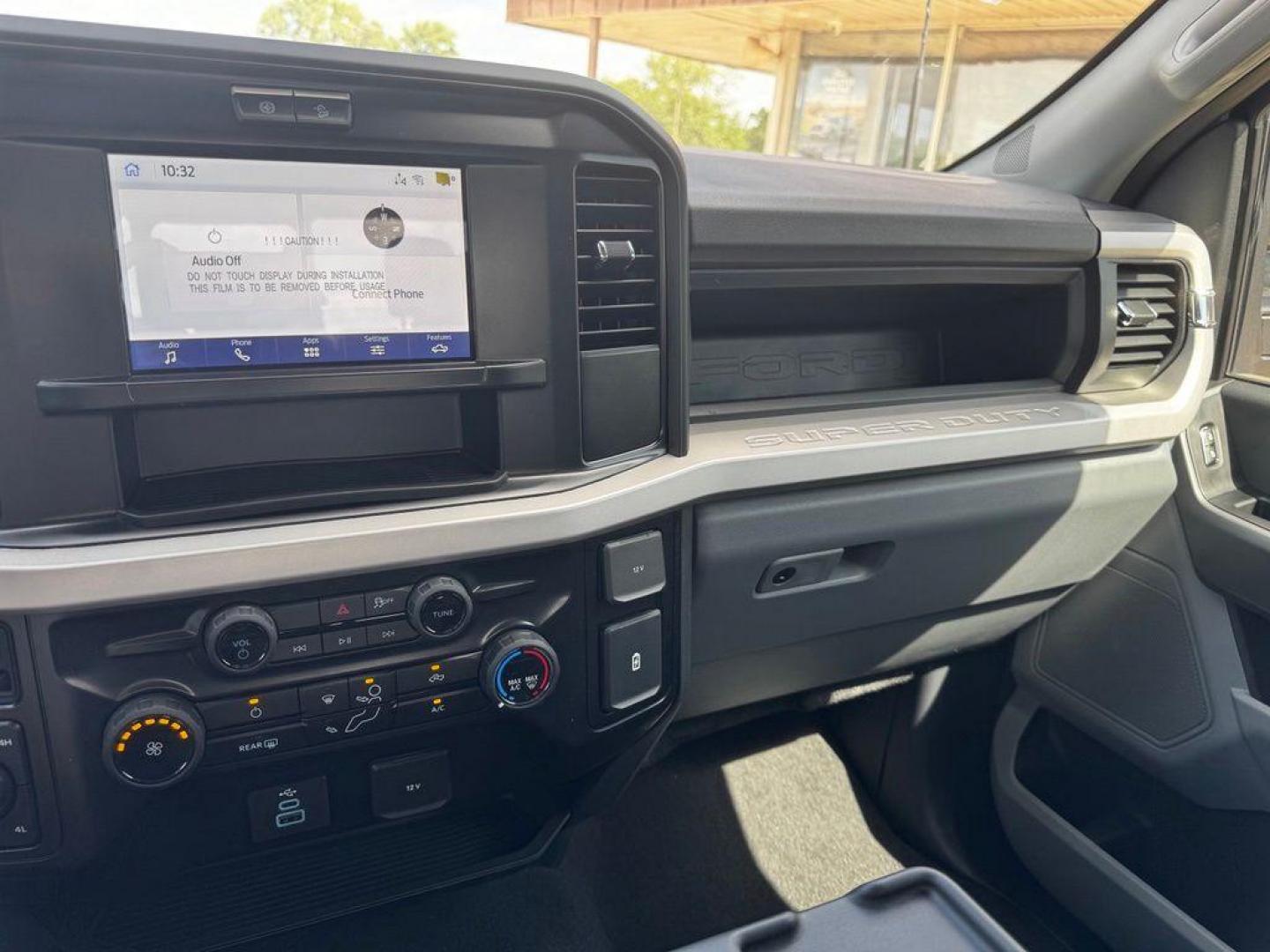 2026 Oxford White /Medium Dark Slate Ford F-250SD XL (1FT7W2BTXTE) with an Power Stroke 6.7L V8 DI 32V OHV Turbodiesel engine, Automatic transmission, located at 1105 E Mulberry, Kaufman, TX, 75142, (972) 962-2151, 32.589550, -96.300926 - $4,154 off MSRP!<br><br>4WD.<br>Oxford White 2026 Ford F-250SD 4D Crew Cab XL 4WD 10-Speed Automatic Power Stroke 6.7L V8 DI 32V OHV Turbodiesel Price includes: $1000 - Employee Pricing Retail Customer Cash. Exp. 07/06/2026 - Photo#17