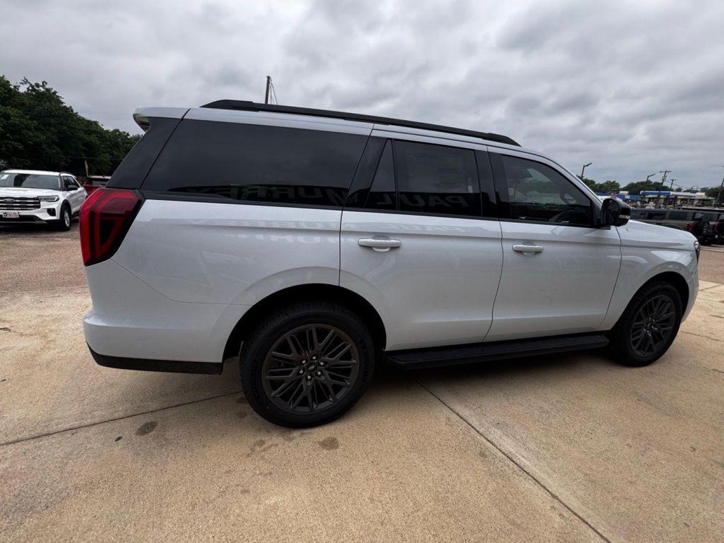 2026 Space Silver Metallic /Black Ford Expedition Platinum (1FMJU1M89TE) with an EcoBoost 3.5L V6 GTDi DOHC 24V Twin Turbocharged engine, Automatic transmission, located at 1105 E Mulberry, Kaufman, TX, 75142, (972) 962-2151, 32.589550, -96.300926 - 4WD.<br>Space Silver Metallic 2026 Ford Expedition 4D Sport Utility Platinum 4WD 10-Speed Automatic EcoBoost 3.5L V6 GTDi DOHC 24V Twin Turbocharged - Photo#3