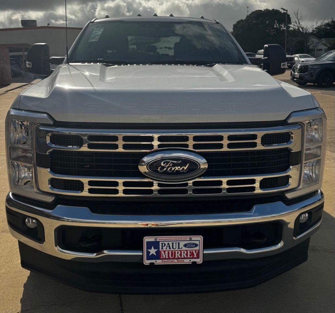 2026 Oxford White /Medium Dark Slate Ford F-350SD XLT (1FT8W3DT1TE) with an Power Stroke 6.7L V8 DI 32V OHV Turbodiesel engine, Automatic transmission, located at 1105 E Mulberry, Kaufman, TX, 75142, (972) 962-2151, 32.589550, -96.300926 - $3,252 off MSRP!<br><br>4WD.<br>White / Oxford White 2026 Ford F-350SD 4D Crew Cab XLT DRW 4WD 10-Speed Automatic Power Stroke 6.7L V8 DI 32V OHV Turbodiesel - Photo#1