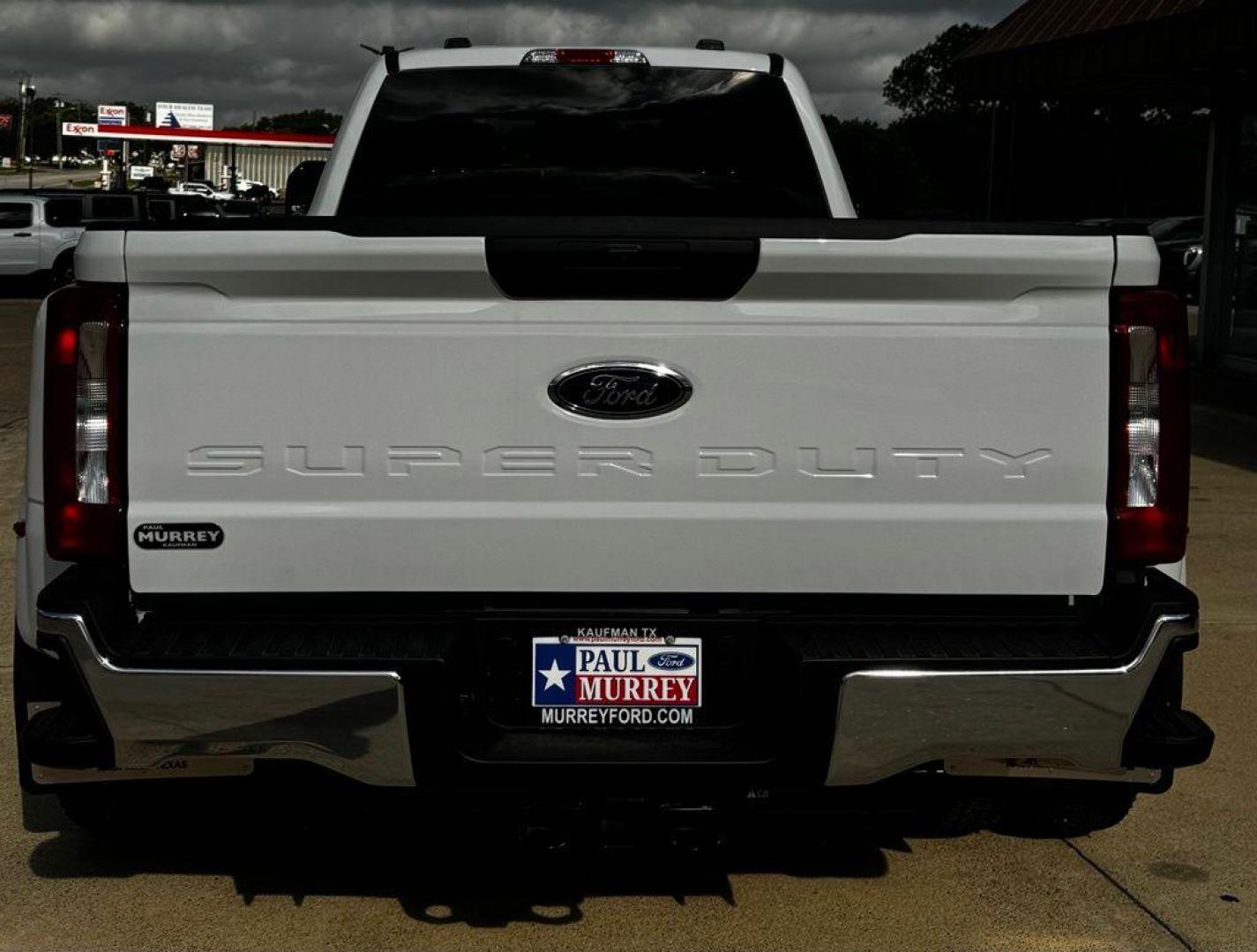 2026 Oxford White /Medium Dark Slate Ford F-350SD XLT (1FT8W3DT1TE) with an Power Stroke 6.7L V8 DI 32V OHV Turbodiesel engine, Automatic transmission, located at 1105 E Mulberry, Kaufman, TX, 75142, (972) 962-2151, 32.589550, -96.300926 - $3,252 off MSRP!<br><br>4WD.<br>White / Oxford White 2026 Ford F-350SD 4D Crew Cab XLT DRW 4WD 10-Speed Automatic Power Stroke 6.7L V8 DI 32V OHV Turbodiesel - Photo#4