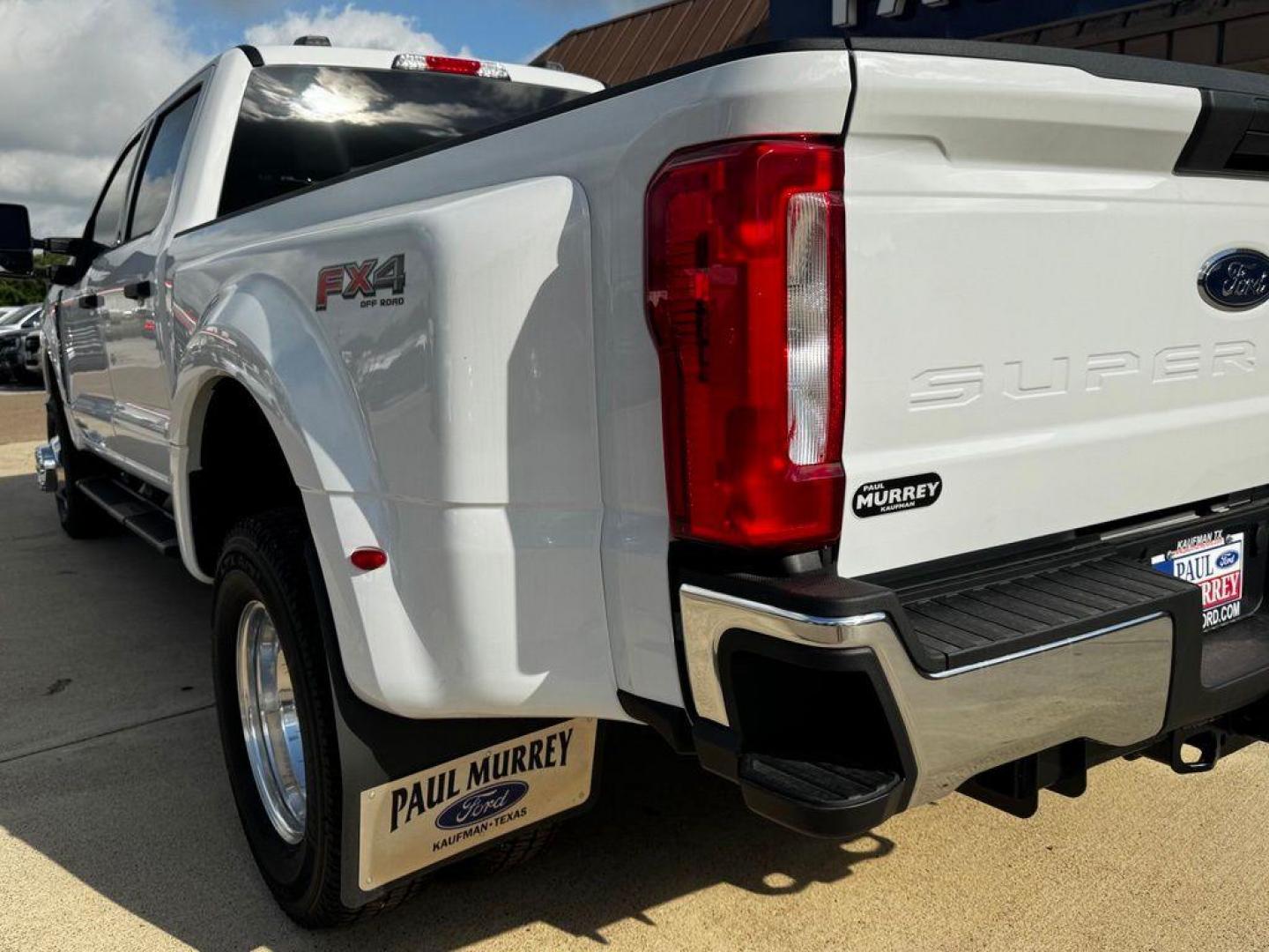 2026 Oxford White /Medium Dark Slate Ford F-350SD XLT (1FT8W3DT1TE) with an Power Stroke 6.7L V8 DI 32V OHV Turbodiesel engine, Automatic transmission, located at 1105 E Mulberry, Kaufman, TX, 75142, (972) 962-2151, 32.589550, -96.300926 - $3,252 off MSRP!<br><br>4WD.<br>White / Oxford White 2026 Ford F-350SD 4D Crew Cab XLT DRW 4WD 10-Speed Automatic Power Stroke 6.7L V8 DI 32V OHV Turbodiesel - Photo#5