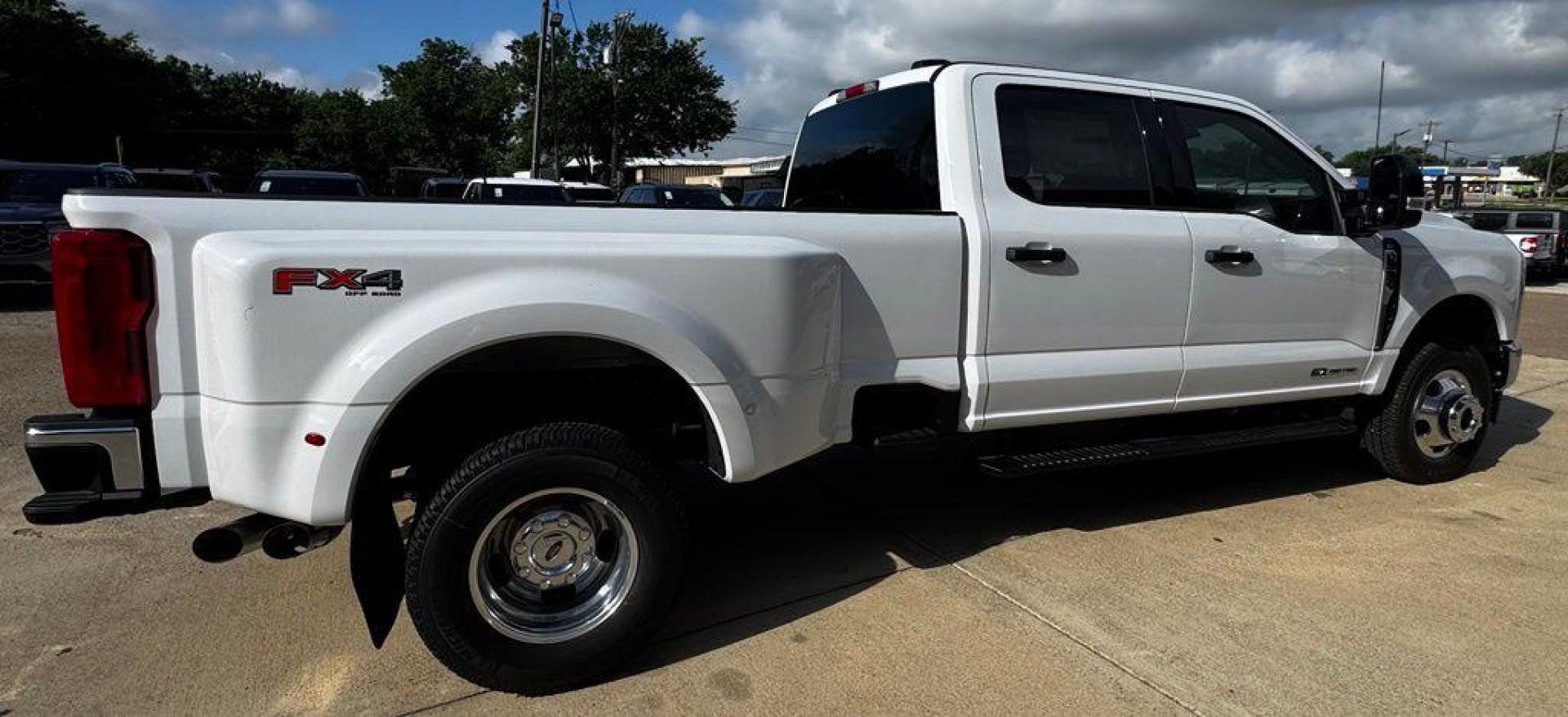 2026 Oxford White /Medium Dark Slate Ford F-350SD XLT (1FT8W3DT1TE) with an Power Stroke 6.7L V8 DI 32V OHV Turbodiesel engine, Automatic transmission, located at 1105 E Mulberry, Kaufman, TX, 75142, (972) 962-2151, 32.589550, -96.300926 - $3,252 off MSRP!<br><br>4WD.<br>White / Oxford White 2026 Ford F-350SD 4D Crew Cab XLT DRW 4WD 10-Speed Automatic Power Stroke 6.7L V8 DI 32V OHV Turbodiesel - Photo#9