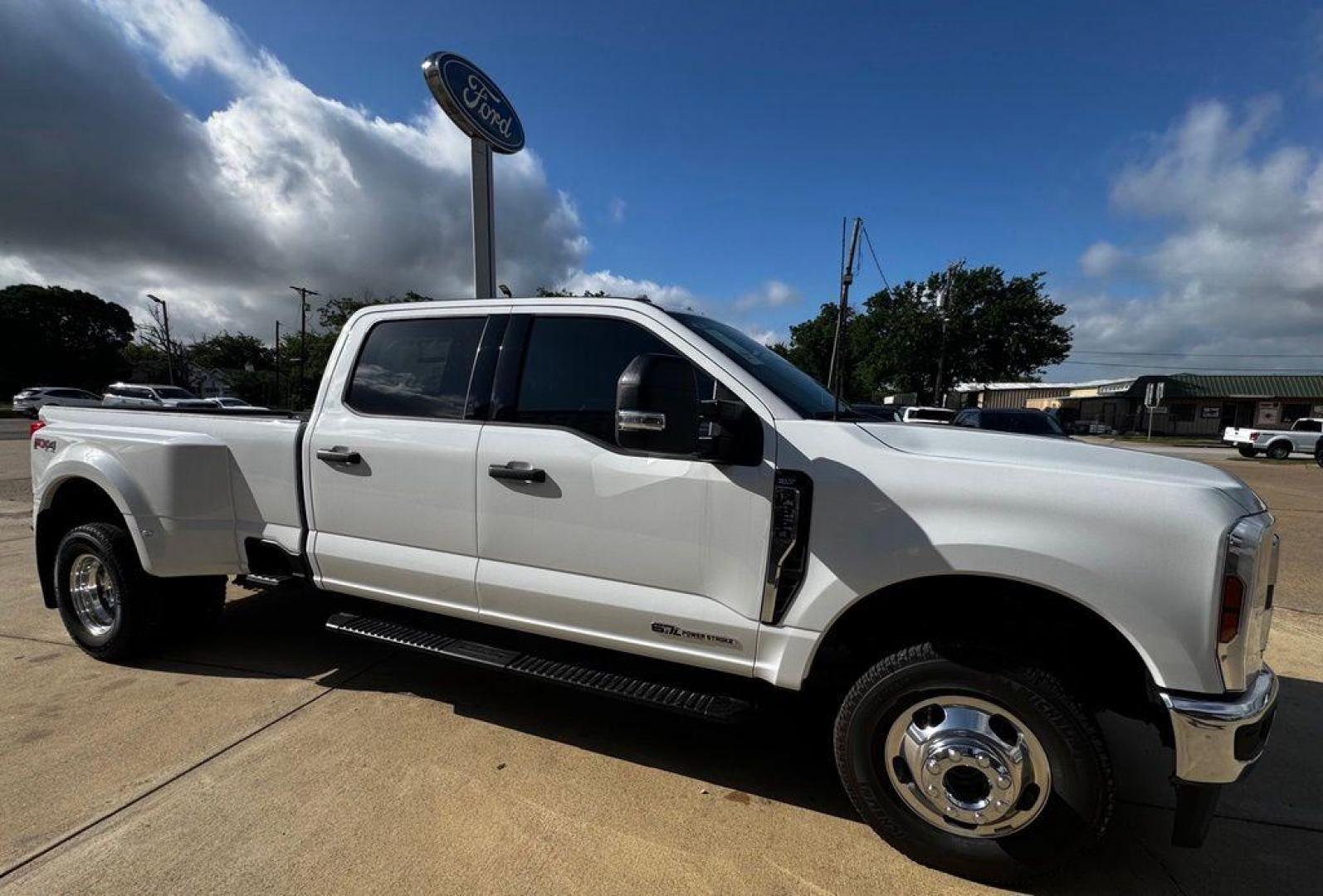 2026 Oxford White /Medium Dark Slate Ford F-350SD XLT (1FT8W3DT1TE) with an Power Stroke 6.7L V8 DI 32V OHV Turbodiesel engine, Automatic transmission, located at 1105 E Mulberry, Kaufman, TX, 75142, (972) 962-2151, 32.589550, -96.300926 - $3,252 off MSRP!<br><br>4WD.<br>White / Oxford White 2026 Ford F-350SD 4D Crew Cab XLT DRW 4WD 10-Speed Automatic Power Stroke 6.7L V8 DI 32V OHV Turbodiesel - Photo#10