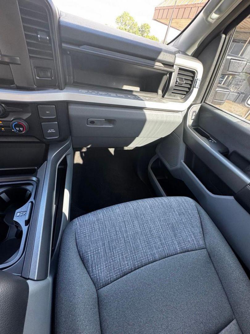2026 Oxford White /Medium Dark Slate Ford F-350SD XLT (1FT8W3DT1TE) with an Power Stroke 6.7L V8 DI 32V OHV Turbodiesel engine, Automatic transmission, located at 1105 E Mulberry, Kaufman, TX, 75142, (972) 962-2151, 32.589550, -96.300926 - $3,252 off MSRP!<br><br>4WD.<br>White / Oxford White 2026 Ford F-350SD 4D Crew Cab XLT DRW 4WD 10-Speed Automatic Power Stroke 6.7L V8 DI 32V OHV Turbodiesel - Photo#20