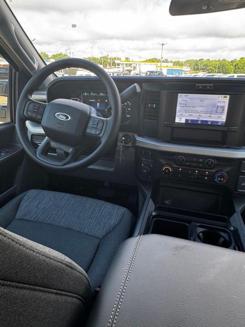 2026 Oxford White /Medium Dark Slate Ford F-350SD XLT (1FT8W3DT1TE) with an Power Stroke 6.7L V8 DI 32V OHV Turbodiesel engine, Automatic transmission, located at 1105 E Mulberry, Kaufman, TX, 75142, (972) 962-2151, 32.589550, -96.300926 - $3,252 off MSRP!<br><br>4WD.<br>White / Oxford White 2026 Ford F-350SD 4D Crew Cab XLT DRW 4WD 10-Speed Automatic Power Stroke 6.7L V8 DI 32V OHV Turbodiesel - Photo#24