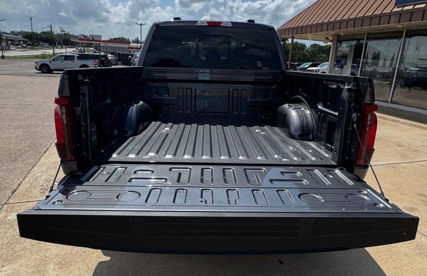 2026 Gray /Black Ford F-150 XLT (1FTEW3K55TF) with an 5.0L V8 engine, Automatic transmission, located at 1105 E Mulberry, Kaufman, TX, 75142, (972) 962-2151, 32.589550, -96.300926 - $1,500 off MSRP!<br><br><br>Gray 2026 Ford F-150 4D SuperCrew XLT RWD 10-Speed Automatic 5.0L V8 17/25 City/Highway MPG Price includes: $1500 - Employee Pricing Retail Customer Cash. Exp. 07/06/2026 - Photo#8