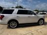 2019 White Platinum Clearcoat Metallic /Ebony Ford Expedition Limited (1FMJU1KT2KE) with an EcoBoost 3.5L V6 GTDi DOHC 24V Twin Turbocharged engine, Automatic transmission, located at 1105 E Mulberry, Kaufman, TX, 75142, (972) 962-2151, 32.589550, -96.300926 - White Platinum Clearcoat Metallic 2019 Ford Expedition 4D Sport Utility Limited RWD 10-Speed Automatic EcoBoost 3.5L V6 GTDi DOHC 24V Twin Turbocharged Power Running Boards. Priced below KBB Fair Purchase Price!<br><br><br>Recent Arrival! Odometer is 2910 miles below market average!<br><br>Awards:<b - Photo#5