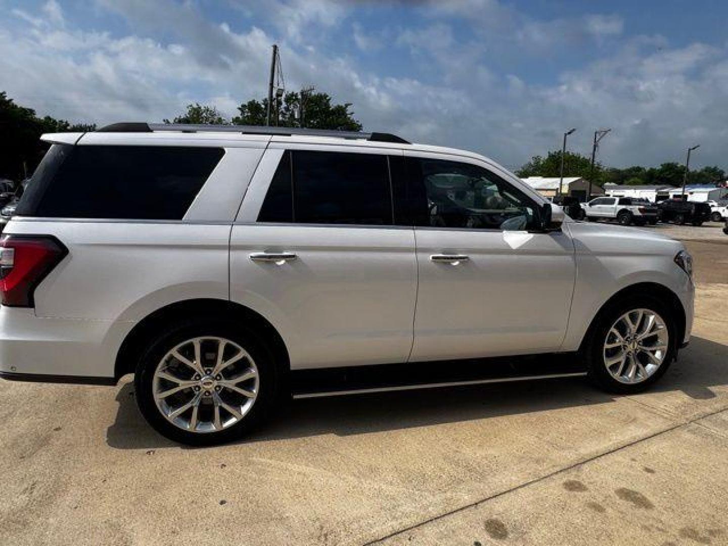 2019 White Platinum Clearcoat Metallic /Ebony Ford Expedition Limited (1FMJU1KT2KE) with an EcoBoost 3.5L V6 GTDi DOHC 24V Twin Turbocharged engine, Automatic transmission, located at 1105 E Mulberry, Kaufman, TX, 75142, (972) 962-2151, 32.589550, -96.300926 - White Platinum Clearcoat Metallic 2019 Ford Expedition 4D Sport Utility Limited RWD 10-Speed Automatic EcoBoost 3.5L V6 GTDi DOHC 24V Twin Turbocharged Power Running Boards, One Owner. Priced below KBB Fair Purchase Price!<br><br><br>Odometer is 14015 miles below market average!<br><br>Awards:<br> - Photo#5