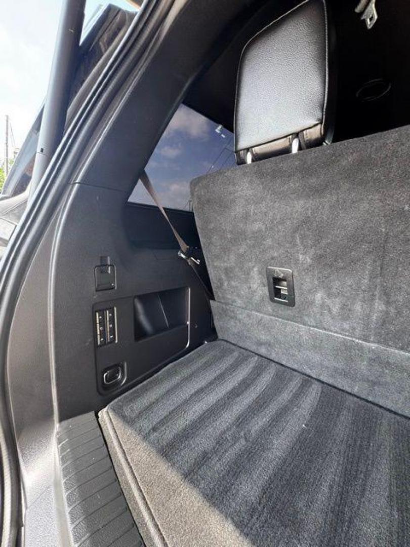 2019 White Platinum Clearcoat Metallic /Ebony Ford Expedition Limited (1FMJU1KT2KE) with an EcoBoost 3.5L V6 GTDi DOHC 24V Twin Turbocharged engine, Automatic transmission, located at 1105 E Mulberry, Kaufman, TX, 75142, (972) 962-2151, 32.589550, -96.300926 - White Platinum Clearcoat Metallic 2019 Ford Expedition 4D Sport Utility Limited RWD 10-Speed Automatic EcoBoost 3.5L V6 GTDi DOHC 24V Twin Turbocharged Power Running Boards, One Owner. Priced below KBB Fair Purchase Price!<br><br><br>Odometer is 14015 miles below market average!<br><br>Awards:<br> - Photo#27