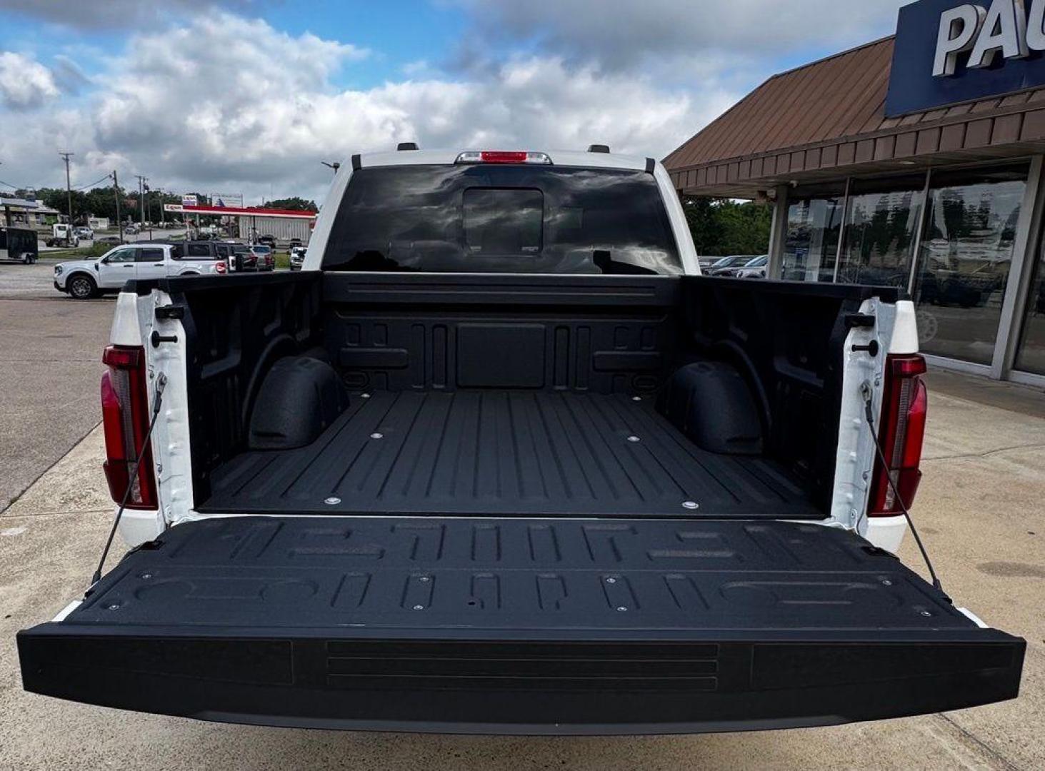 2026 White Metallic /Black/Medium Dark Slate Ford F-150 Lariat (1FTFW5L58TF) with an 5.0L V8 engine, Automatic transmission, located at 1105 E Mulberry, Kaufman, TX, 75142, (972) 962-2151, 32.589550, -96.300926 - $1,500 off MSRP!<br><br>4WD.<br>White Metallic 2026 Ford F-150 4D SuperCrew Lariat 4WD 10-Speed Automatic 5.0L V8 17/22 City/Highway MPG Price includes: $1500 - Employee Pricing Retail Customer Cash. Exp. 07/06/2026 - Photo#5