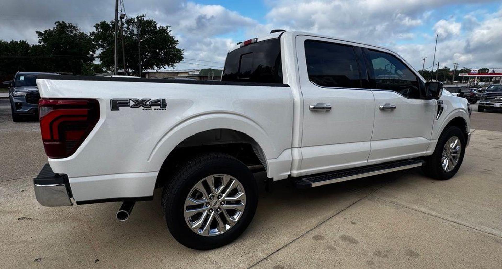 2026 White Metallic /Black/Medium Dark Slate Ford F-150 Lariat (1FTFW5L58TF) with an 5.0L V8 engine, Automatic transmission, located at 1105 E Mulberry, Kaufman, TX, 75142, (972) 962-2151, 32.589550, -96.300926 - $1,500 off MSRP!<br><br>4WD.<br>White Metallic 2026 Ford F-150 4D SuperCrew Lariat 4WD 10-Speed Automatic 5.0L V8 17/22 City/Highway MPG Price includes: $1500 - Employee Pricing Retail Customer Cash. Exp. 07/06/2026 - Photo#7