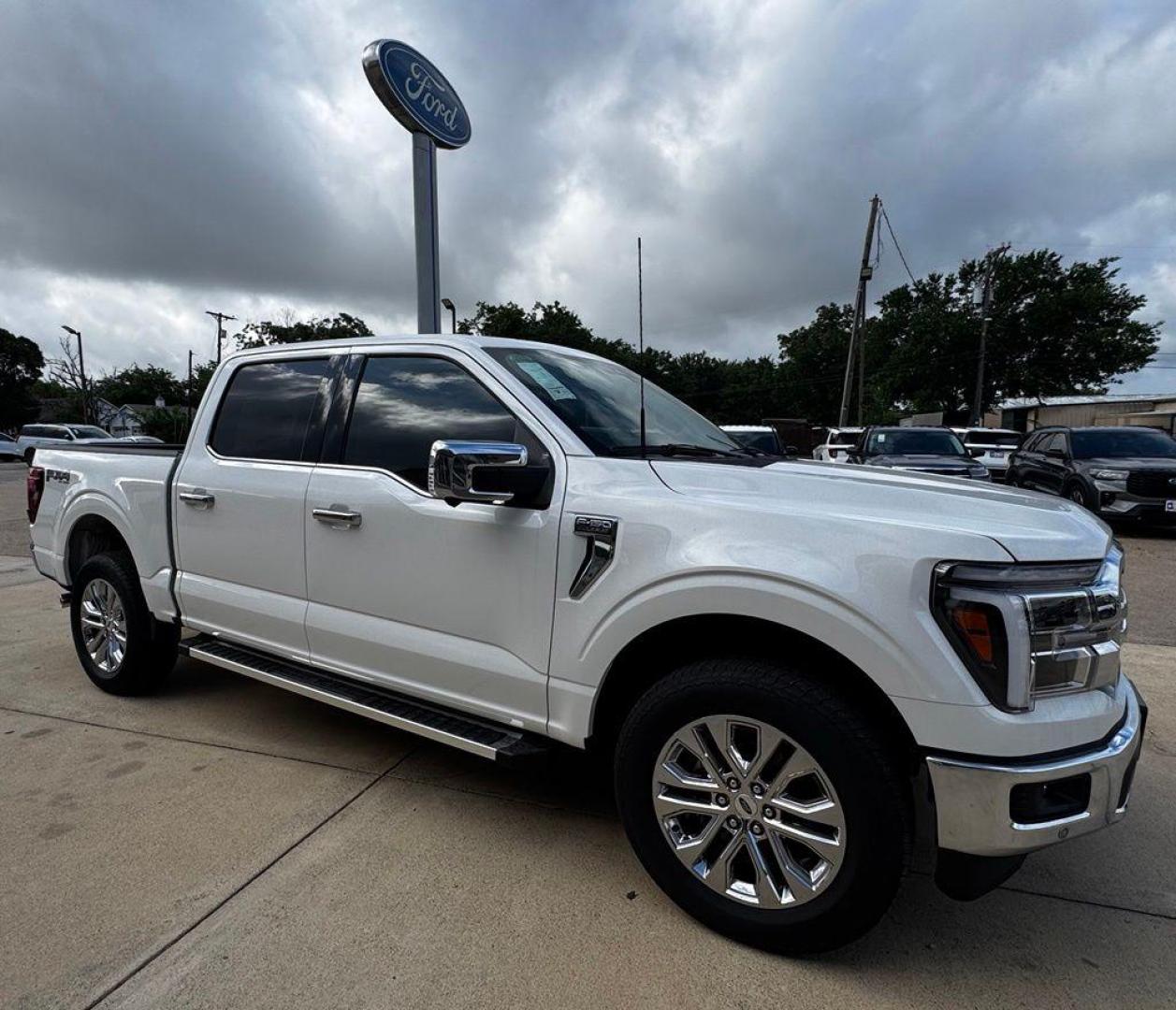 2026 White Metallic /Black/Medium Dark Slate Ford F-150 Lariat (1FTFW5L58TF) with an 5.0L V8 engine, Automatic transmission, located at 1105 E Mulberry, Kaufman, TX, 75142, (972) 962-2151, 32.589550, -96.300926 - $1,500 off MSRP!<br><br>4WD.<br>White Metallic 2026 Ford F-150 4D SuperCrew Lariat 4WD 10-Speed Automatic 5.0L V8 17/22 City/Highway MPG Price includes: $1500 - Employee Pricing Retail Customer Cash. Exp. 07/06/2026 - Photo#8