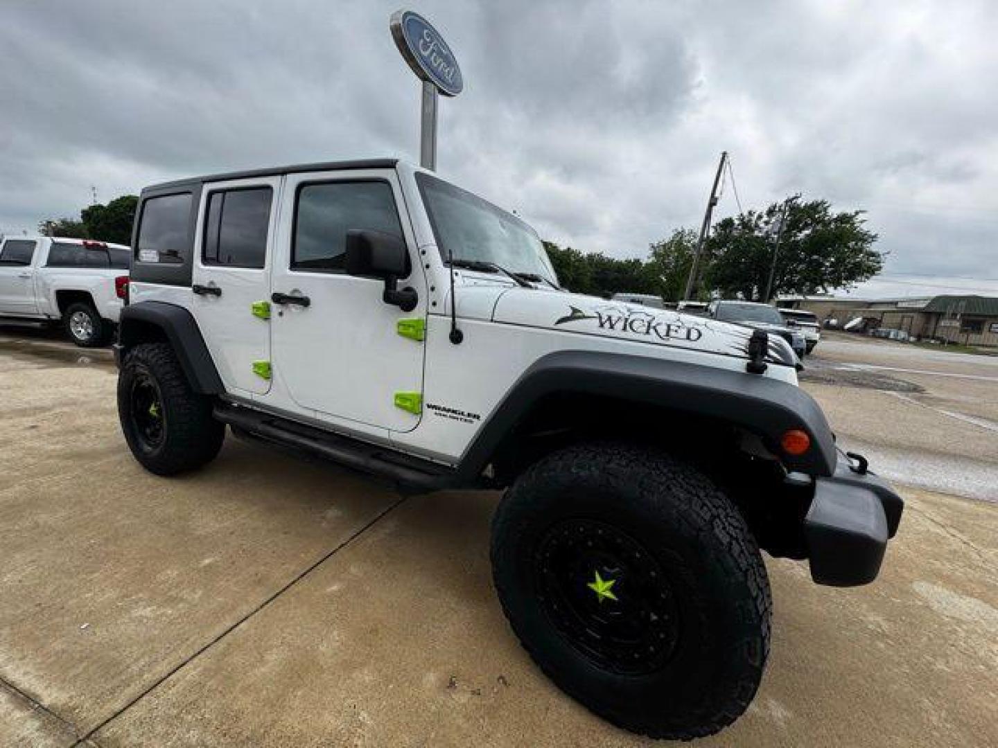 2017 Bright White Clearcoat /Black Jeep Wrangler Unlimited Rubicon (1C4BJWFGXHL) with an 3.6L V6 24V VVT engine, Automatic transmission, located at 1105 E Mulberry, Kaufman, TX, 75142, (972) 962-2151, 32.589550, -96.300926 - Photo#3