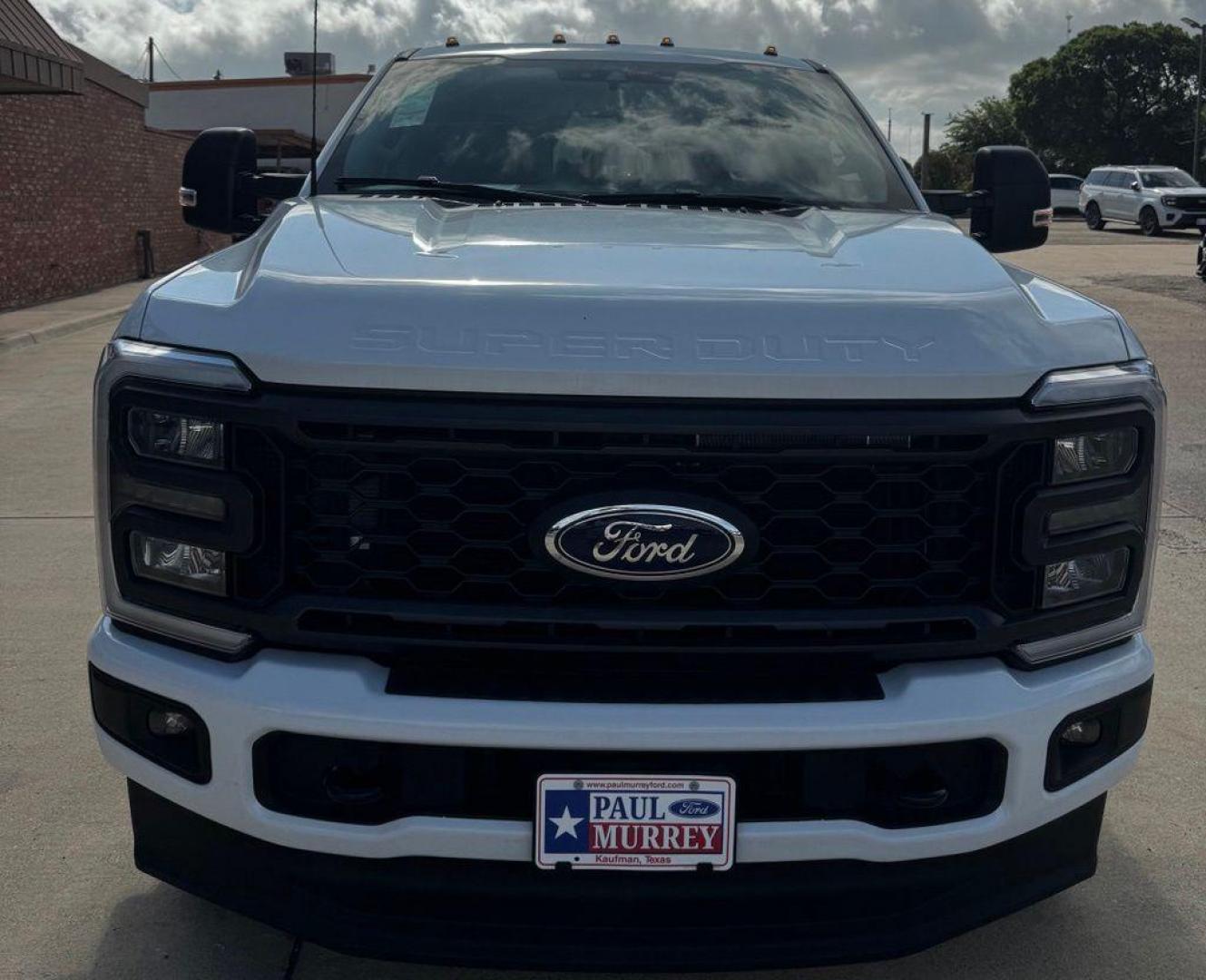 2026 Oxford White /Med Dark Slate Ford F-350SD XL (1FT8W3DT9TE) with an Power Stroke 6.7L V8 DI 32V OHV Turbodiesel engine, Automatic transmission, located at 1105 E Mulberry, Kaufman, TX, 75142, (972) 962-2151, 32.589550, -96.300926 - $4,157 off MSRP!<br><br>4WD.<br>Oxford White 2026 Ford F-350SD 4D Crew Cab XL DRW 4WD 10-Speed Automatic Power Stroke 6.7L V8 DI 32V OHV Turbodiesel Price includes: $1000 - Employee Pricing Retail Customer Cash. Exp. 07/06/2026 - Photo#3