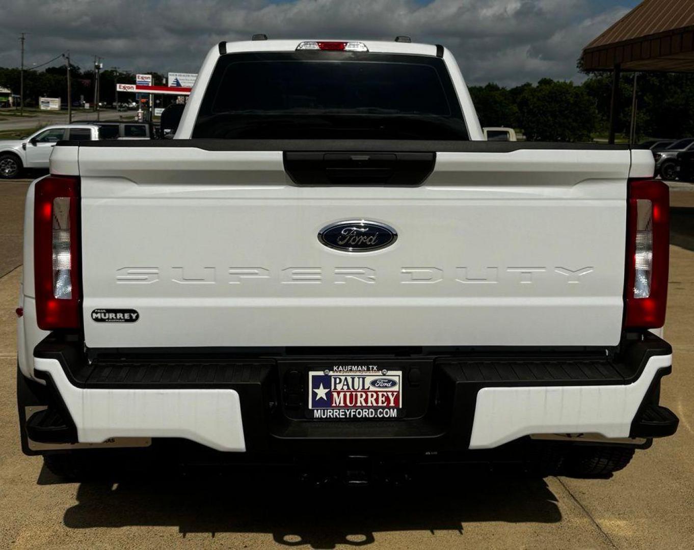 2026 Oxford White /Med Dark Slate Ford F-350SD XL (1FT8W3DT9TE) with an Power Stroke 6.7L V8 DI 32V OHV Turbodiesel engine, Automatic transmission, located at 1105 E Mulberry, Kaufman, TX, 75142, (972) 962-2151, 32.589550, -96.300926 - $4,157 off MSRP!<br><br>4WD.<br>Oxford White 2026 Ford F-350SD 4D Crew Cab XL DRW 4WD 10-Speed Automatic Power Stroke 6.7L V8 DI 32V OHV Turbodiesel Price includes: $1000 - Employee Pricing Retail Customer Cash. Exp. 07/06/2026 - Photo#4